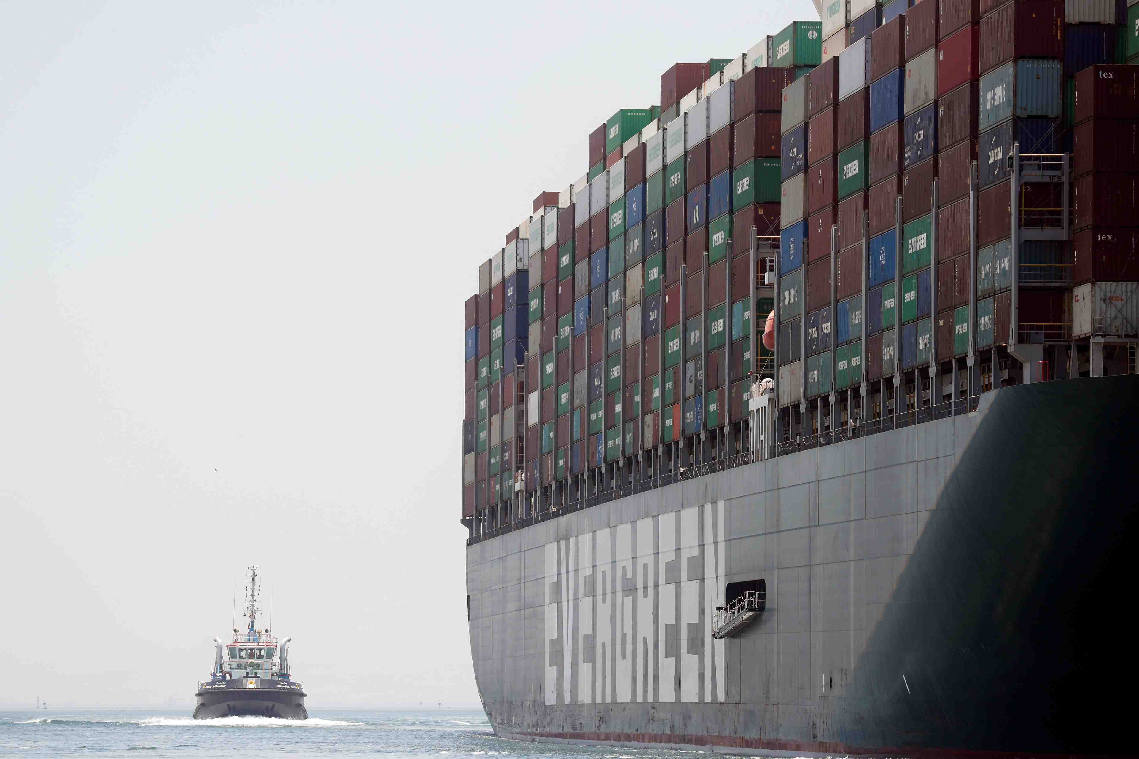 Canal de suez: l'ever given leve l'ancre apres avoir ete bloque en egypte