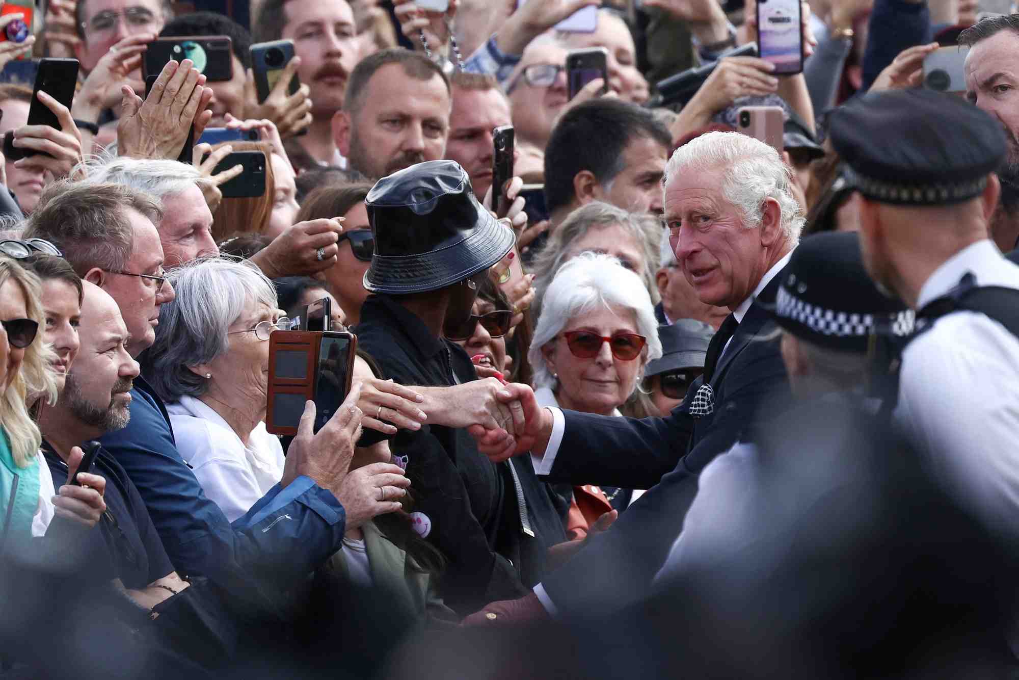 Grande-bretagne: premier bain de foule pour le roi charles iii devant buckingham