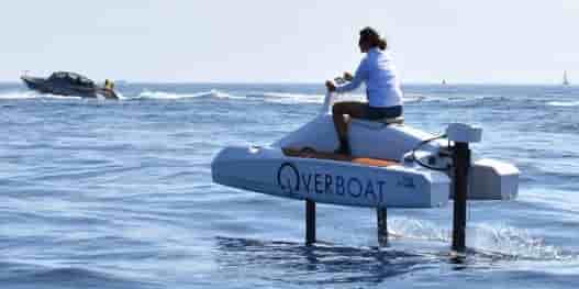 Les technologies embarquées sur l'Overboat de Neocean, un catamaran électrique à foil autorégulé, individuel et léger, qui file jusqu'à 15 nœuds (28 km/h) sans faire de bruit et ni d'émissions polluantes dans l'eau, pourraient vivement intéresser le secteur de la défense.