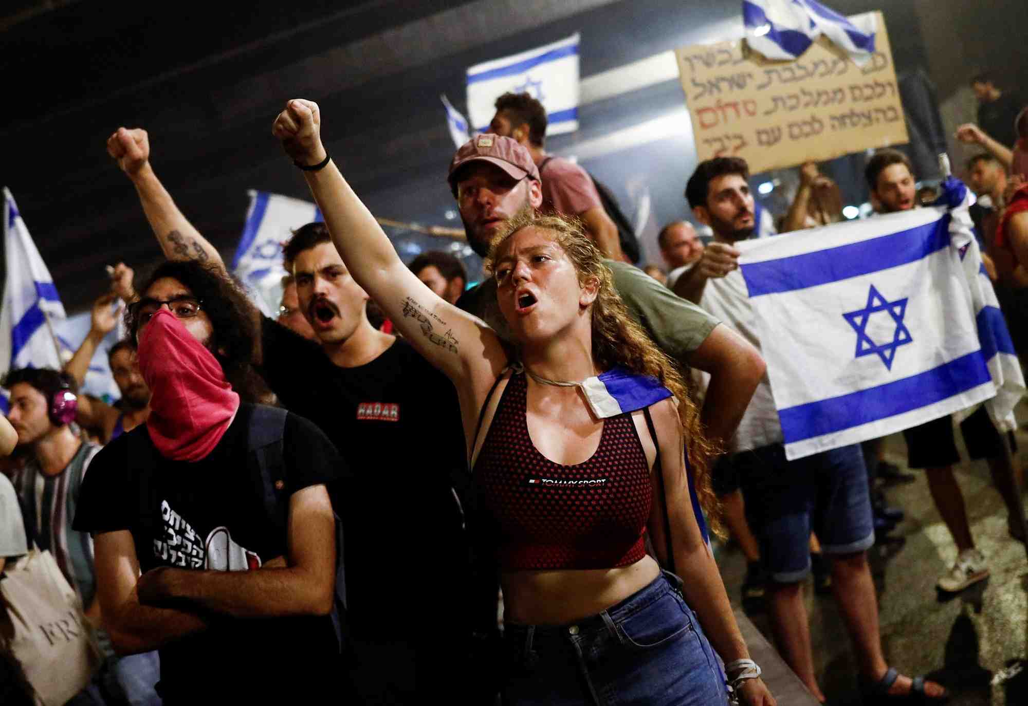 Une manifestation contre un projet de loi qui limite les pouvoirs de la cour supreme d'annuler certaines decisions du gouvernement, a tel aviv