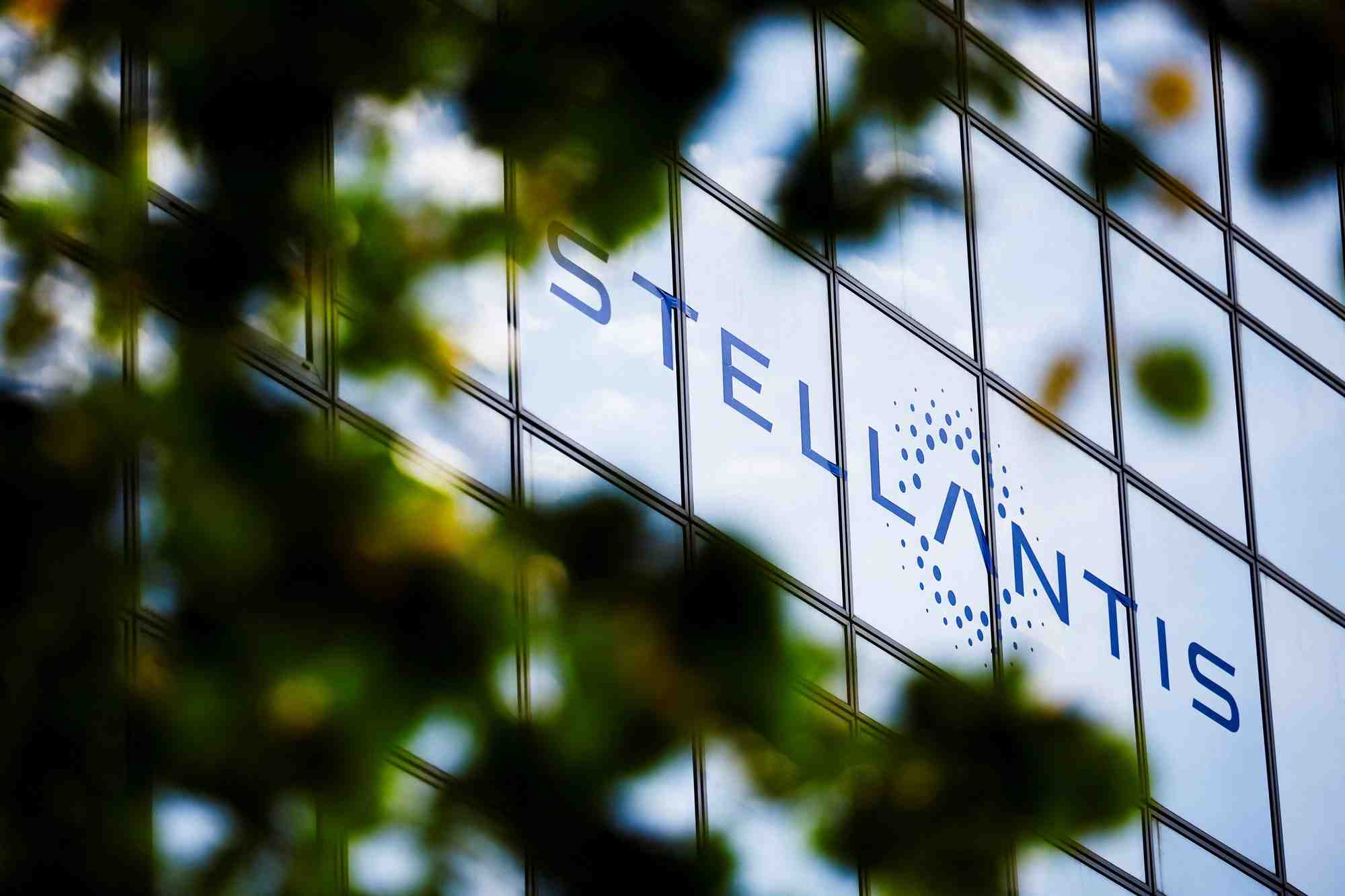 Le logo de stellantis sur un batiment de l'entreprise