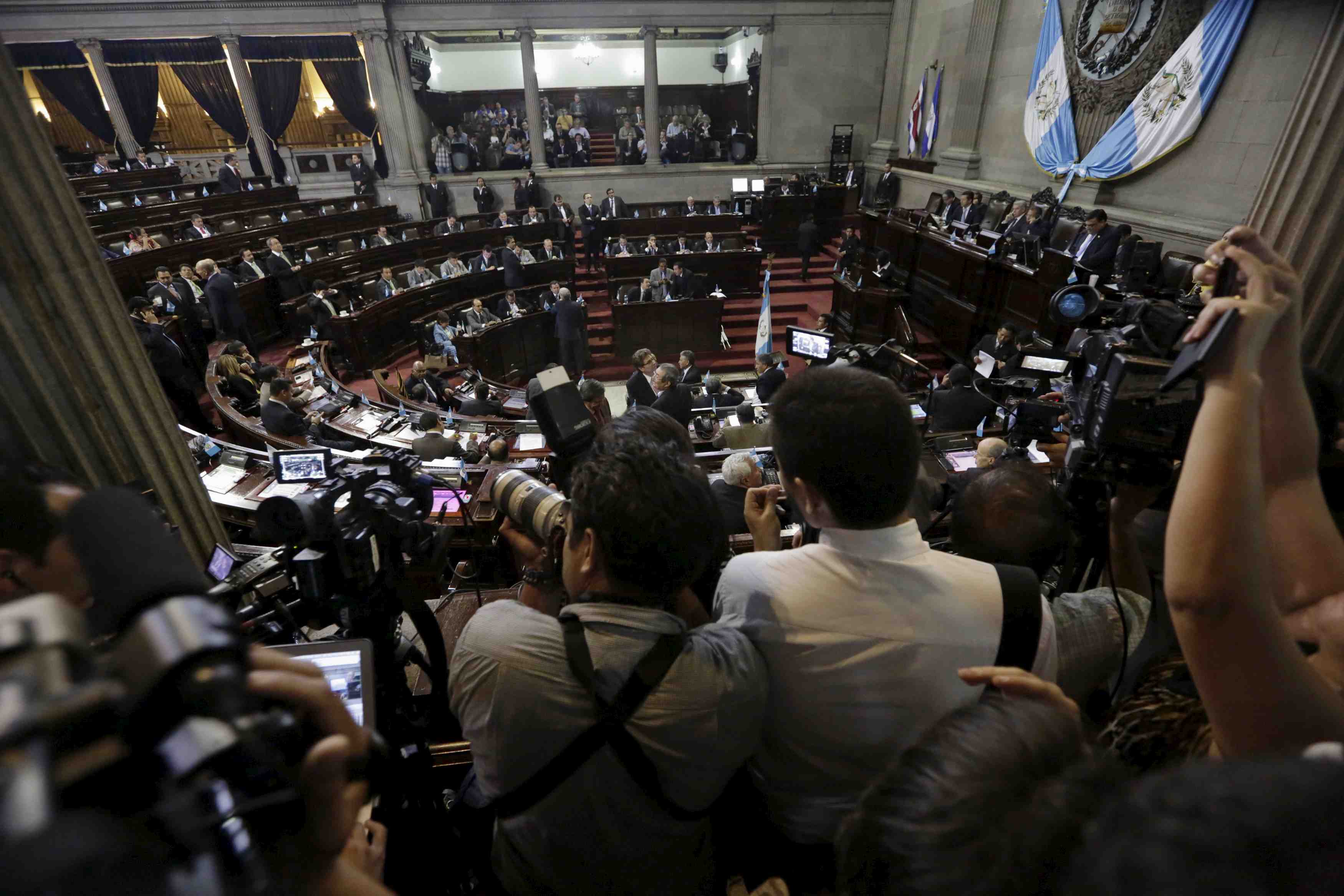 Le president du guatemala otto perez molina perd son immunite