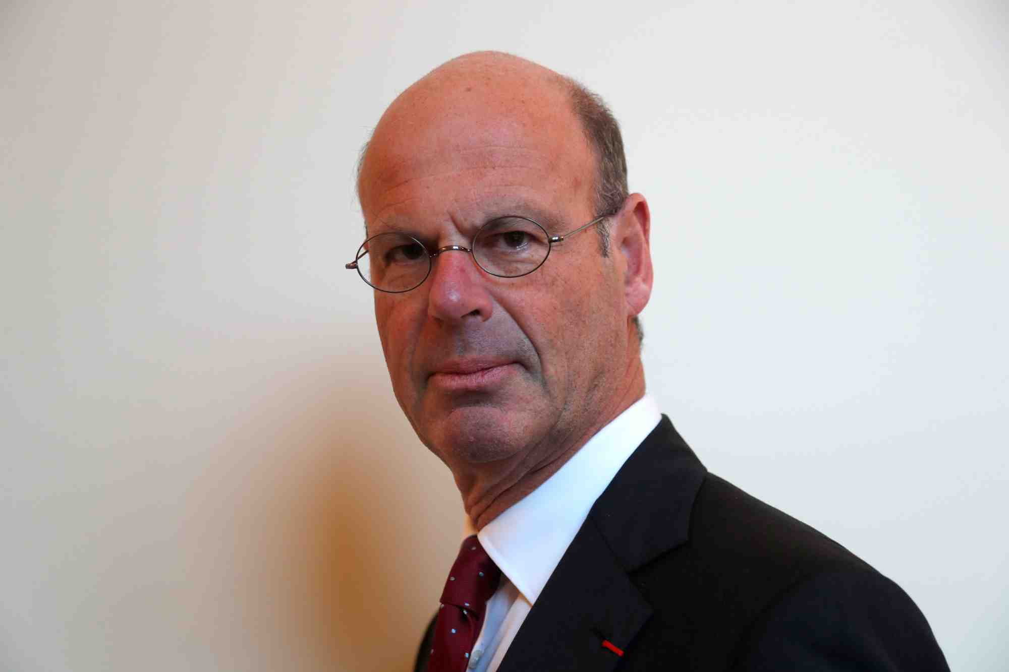 Eric lombard veut passer en revue les participations de la cdc