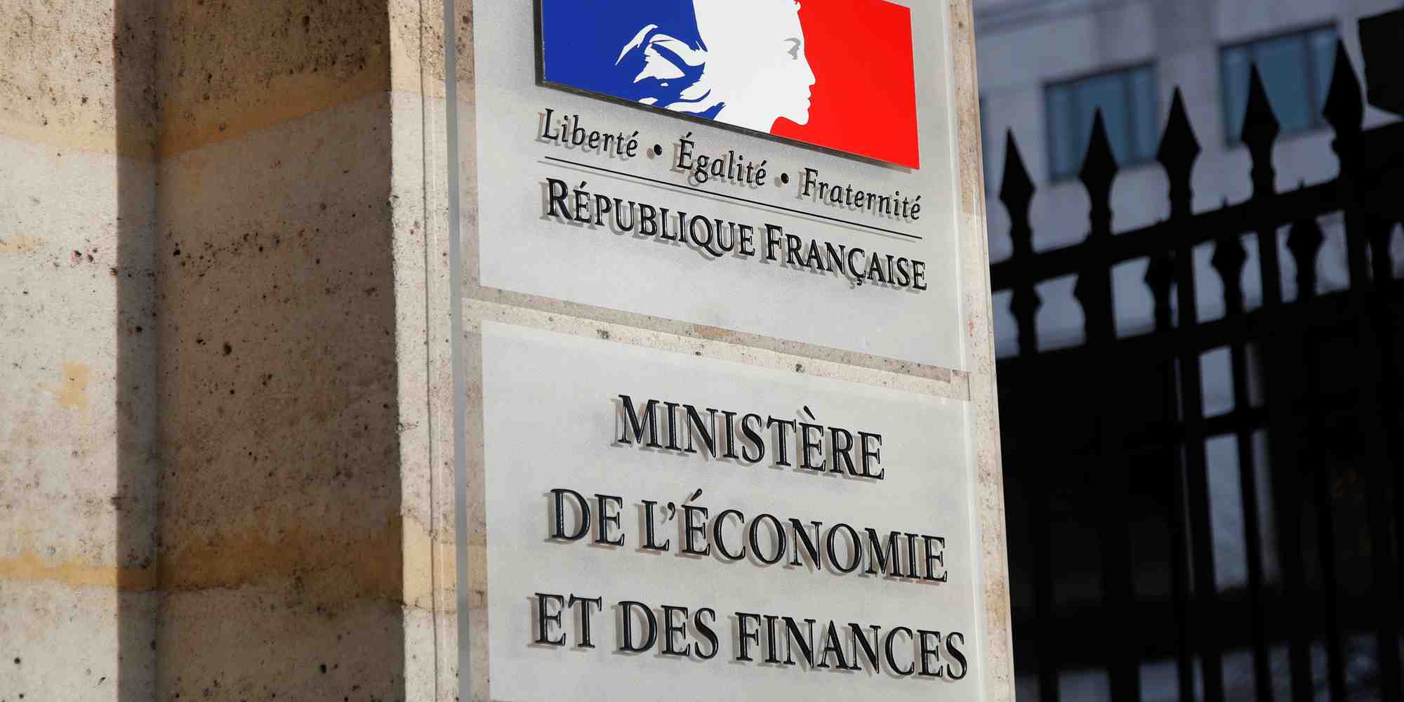 France: des depots petroliers bloques, reunion lundi a bercy