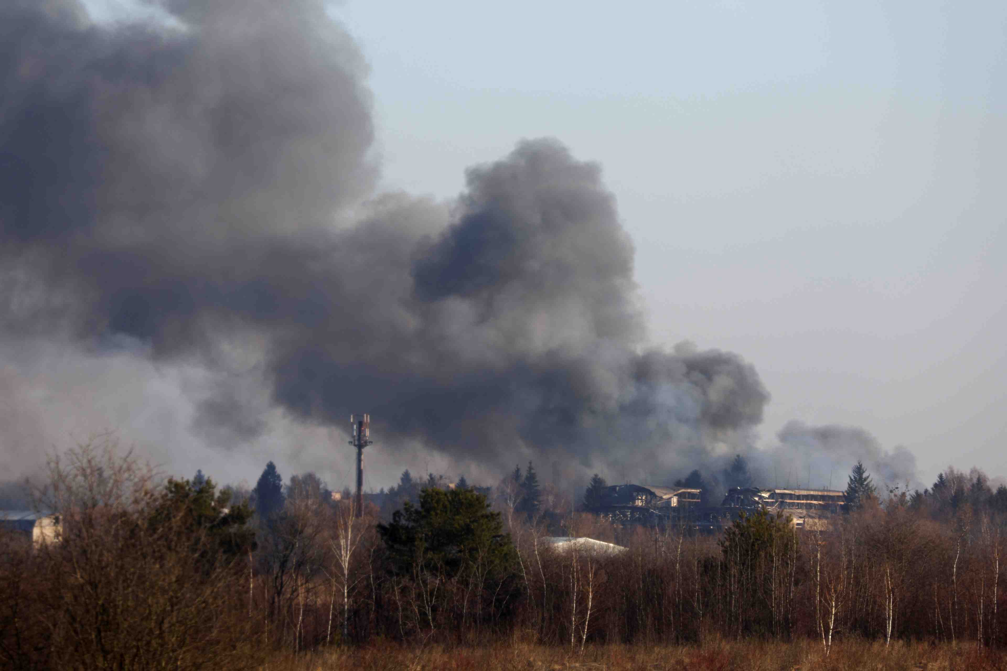 Frappe de missiles russes pres de l'aeroport de lviv, dit son maire