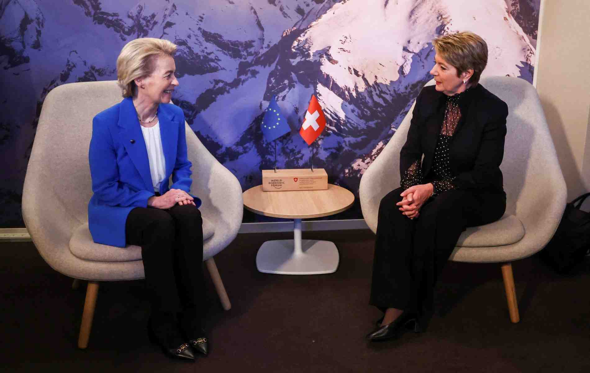 La présidente de la Commission européenne, Ursula von der Leyen, et la présidente de la confédération suisse, Karin Keller-Sutter, au Forum économique mondial à Davos le 21 janvier 2025