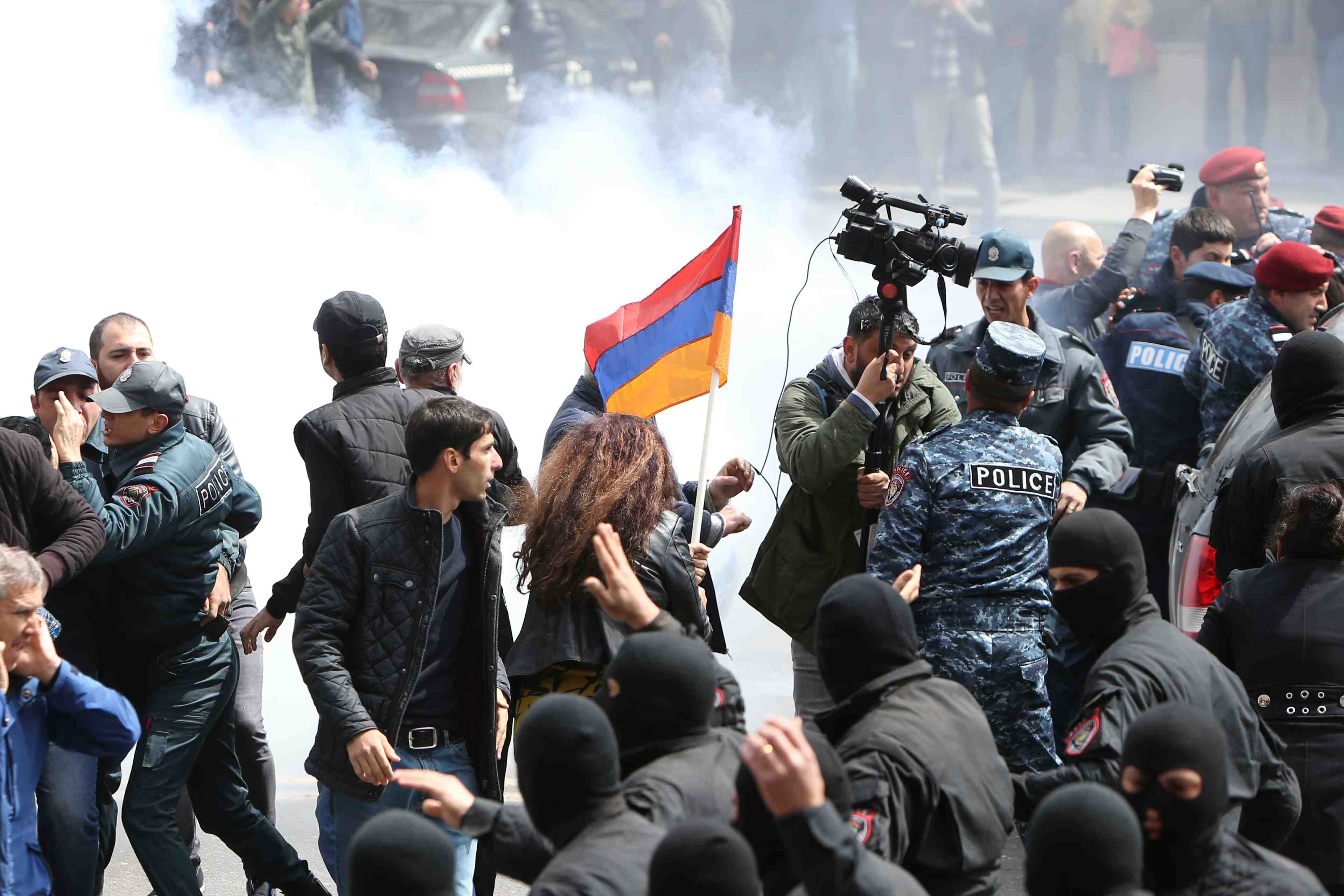 Trois dirigeants de l'opposition armenienne interpelles a erevan