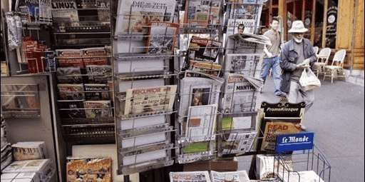 Kiosque à journaux à Paris