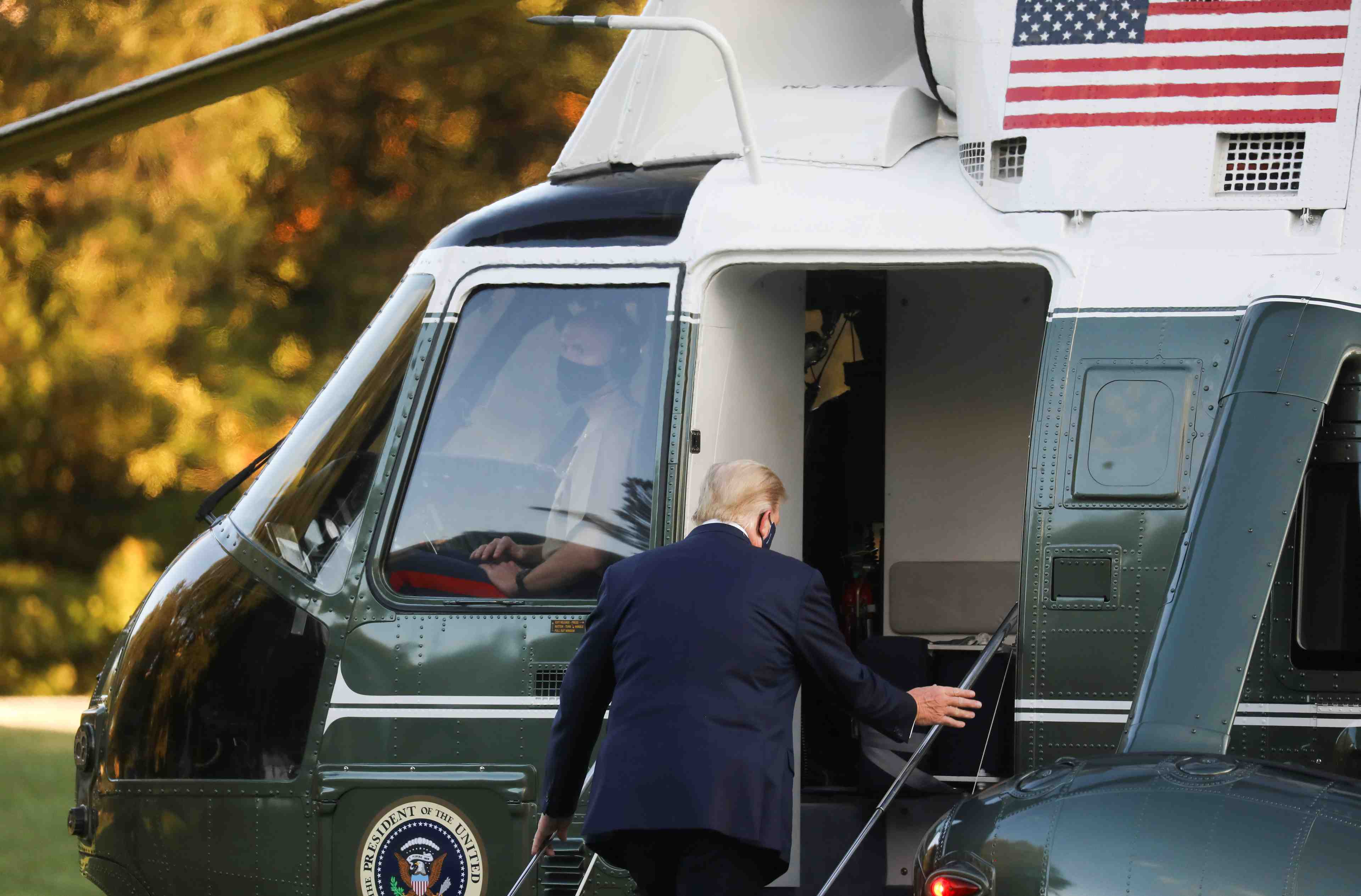 Donald trump contracte le coronavirus, transfere dans un hopital militaire