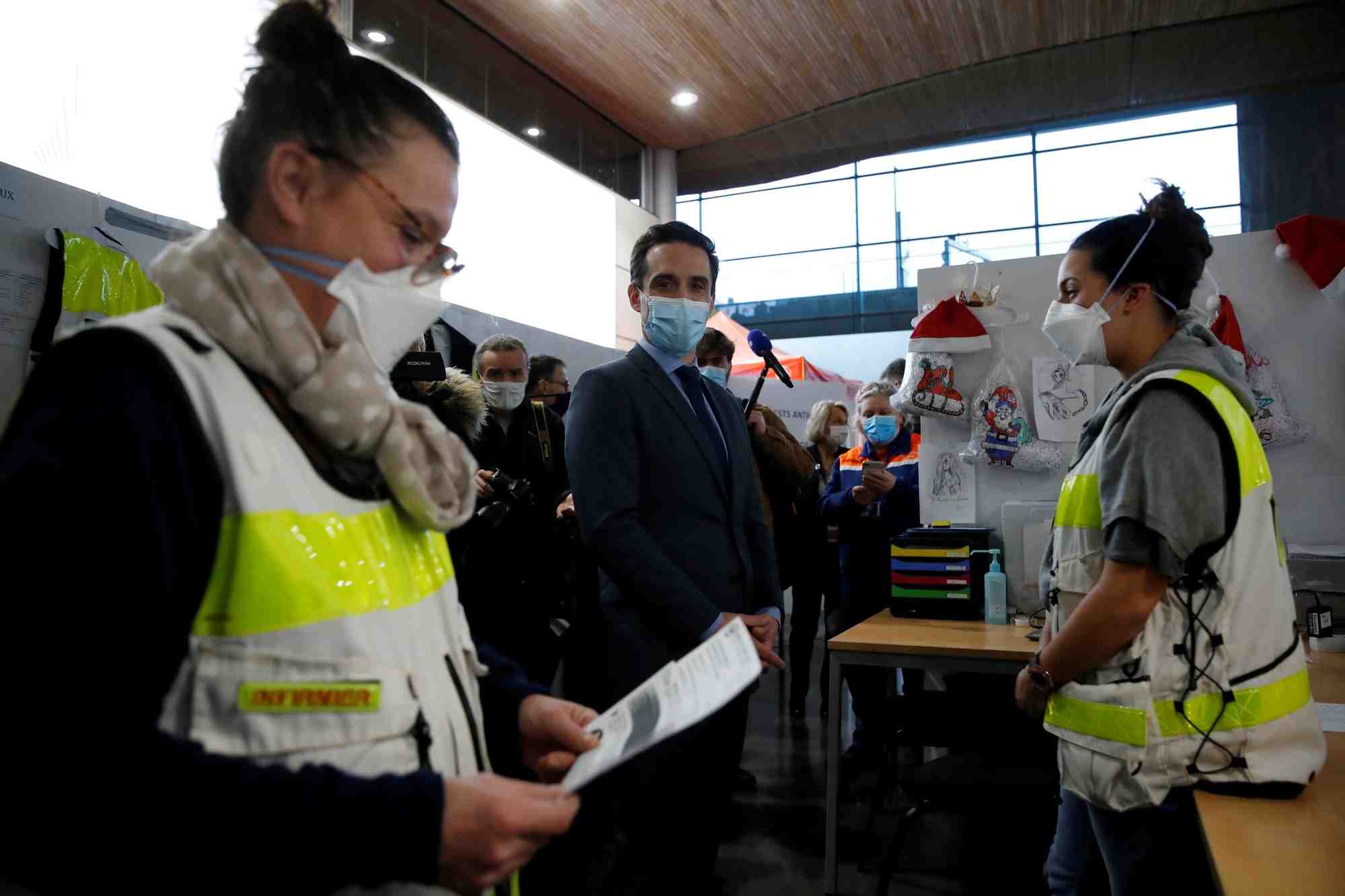 France: le trafic aerien divise par deux en une semaine, dit djebbari