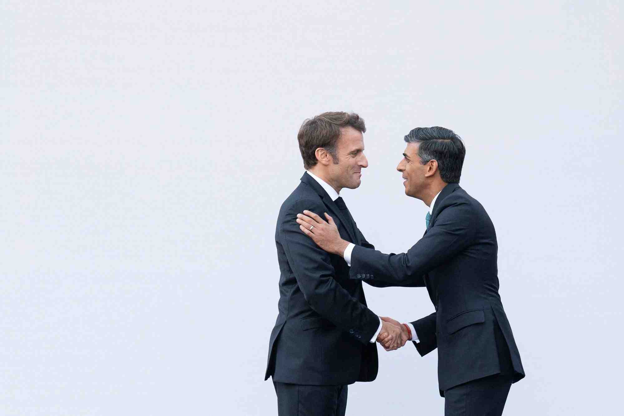 Le president francais, emmanuel macron, serre la main du premier ministre britannique, rishi sunak lors du sommet de la cop27