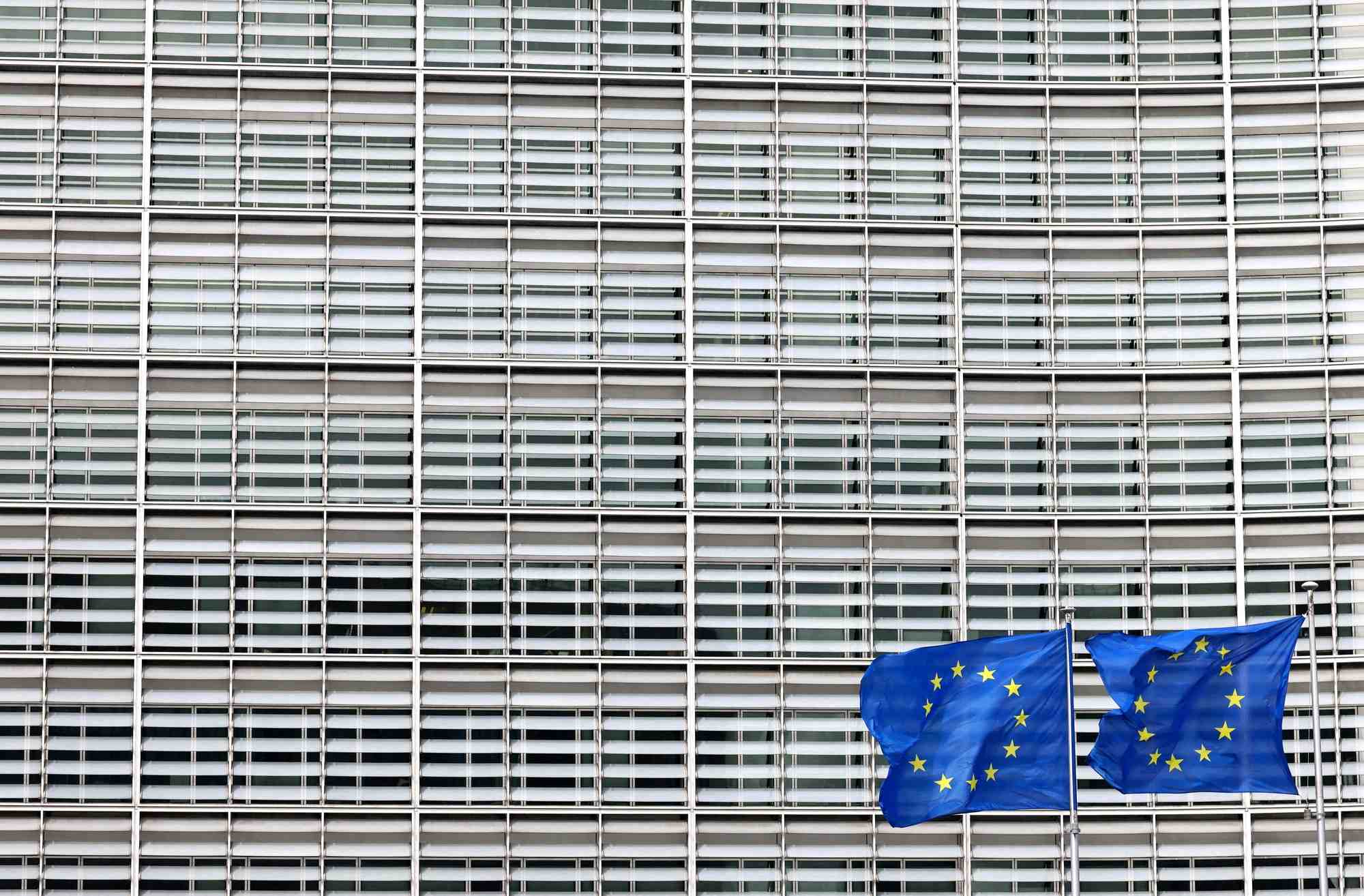 Des drapeaux europeens flottent devant le siege de la commission europeenne a bruxelles