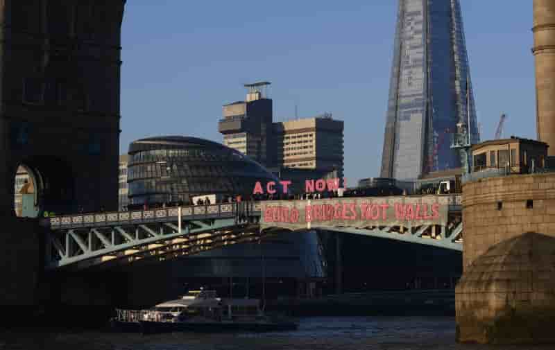 Une banderole anti-trump sur le tower bridge a londres