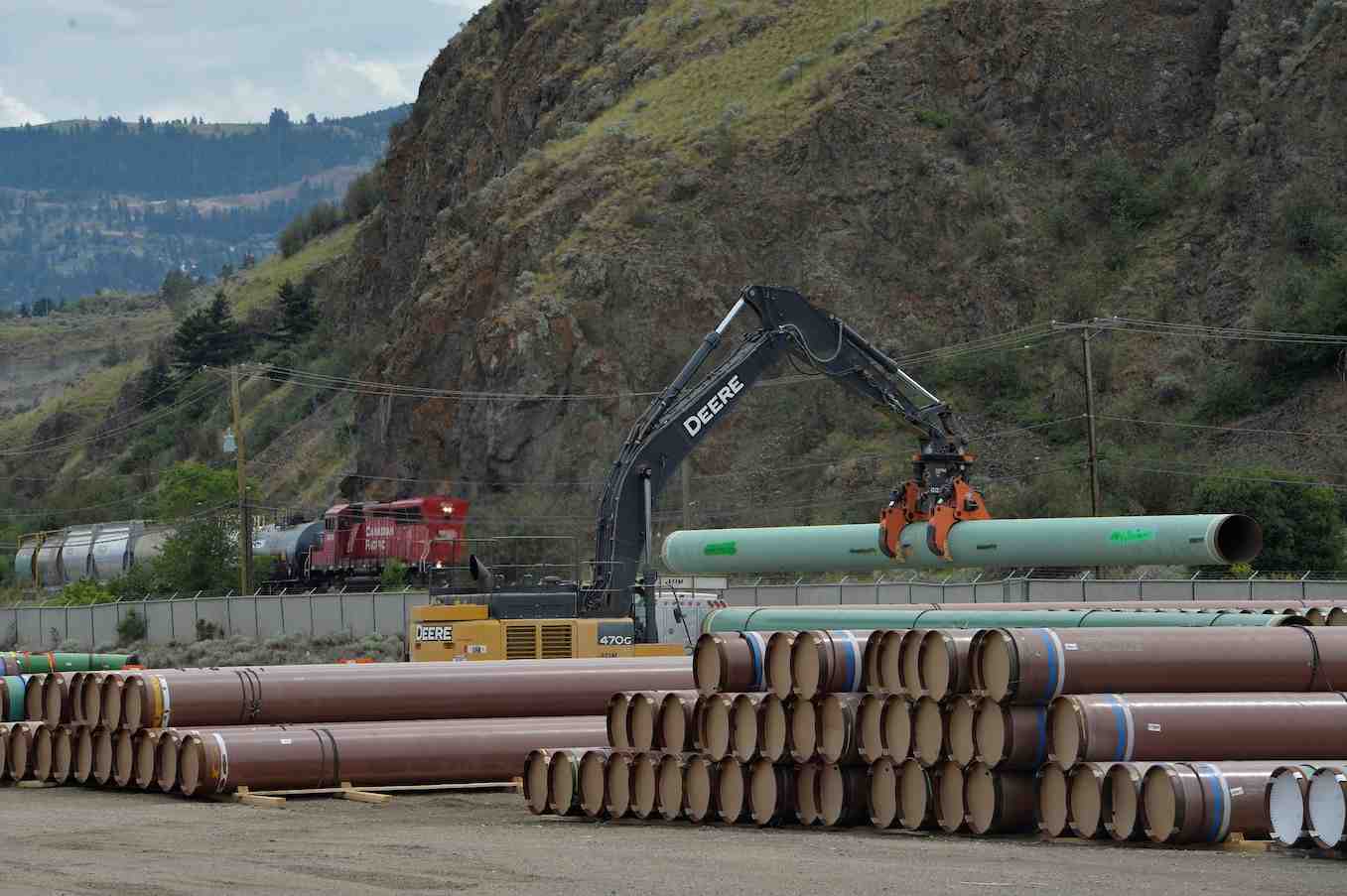 Selon un rapport, les émissions canadiennes « sont considérablement plus élevées qu'elles ne l'étaient en 1990 » (Photo d'illustration du pipeline Trans Mountain au Canada).