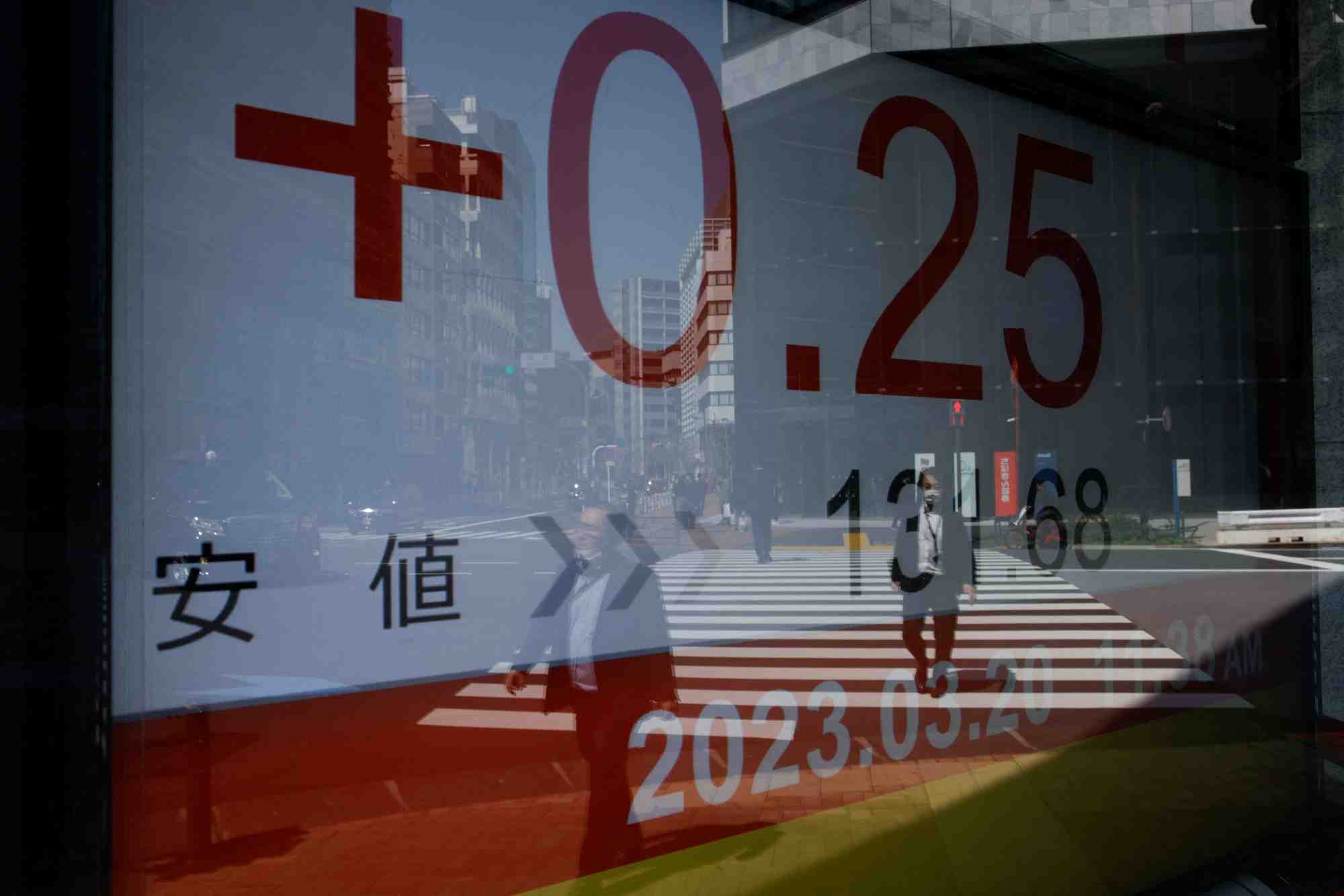 Un tableau electronique montrant la nikkei du japon a tokyo