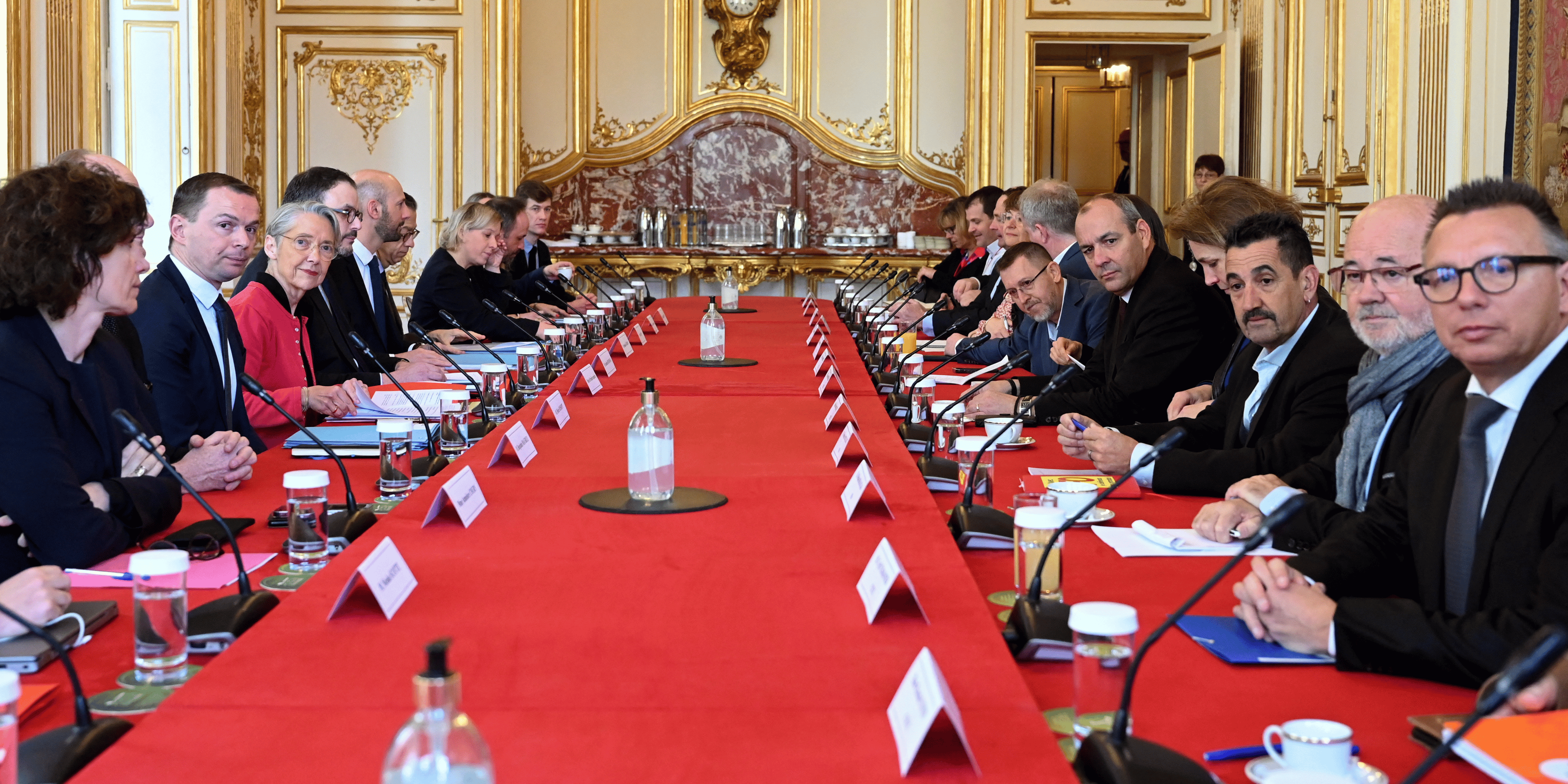 La premiere ministre borne rencontre les syndicats francais sur la reforme des retraites a paris