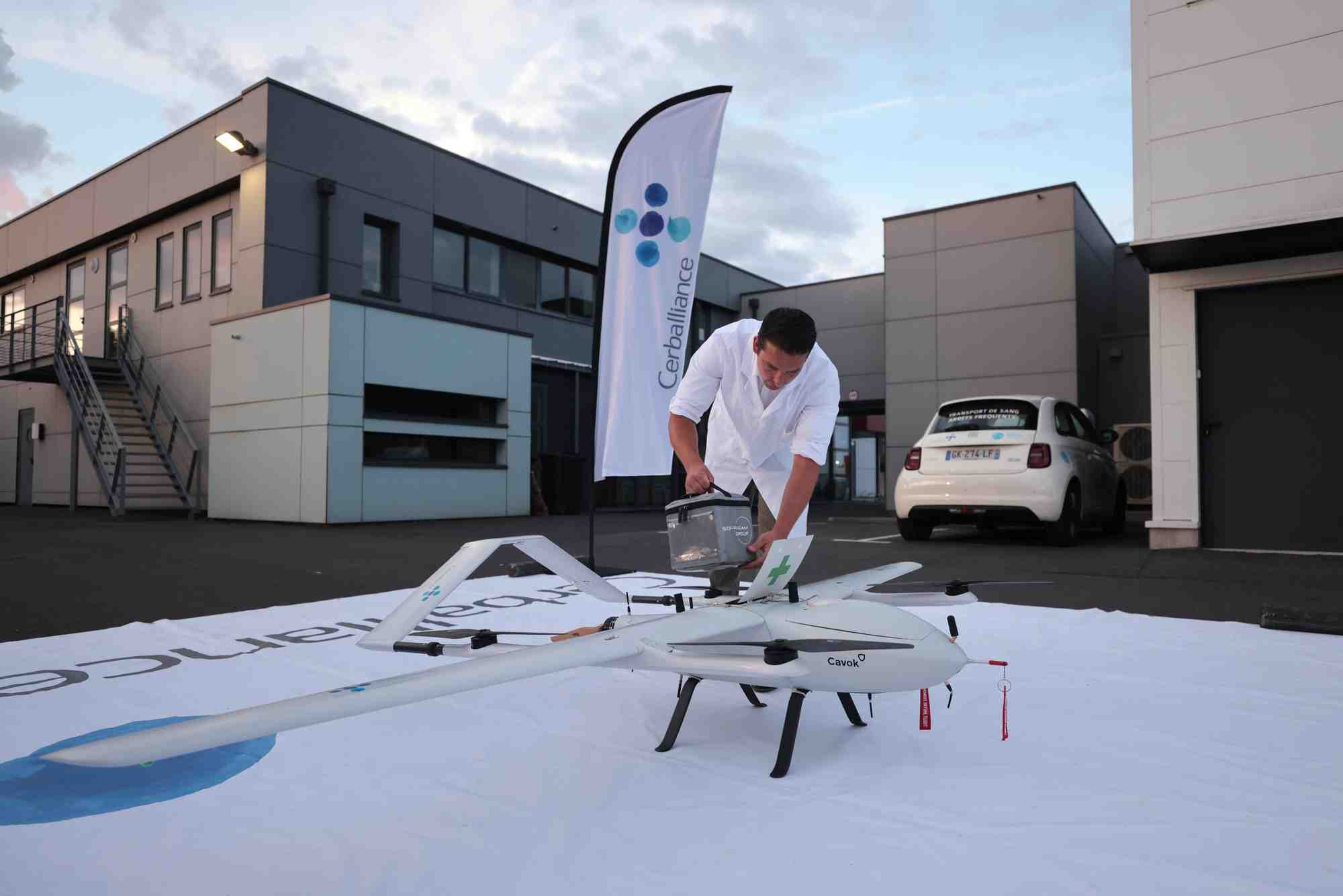Un biologiste place les échantillons sanguins dans un drone
