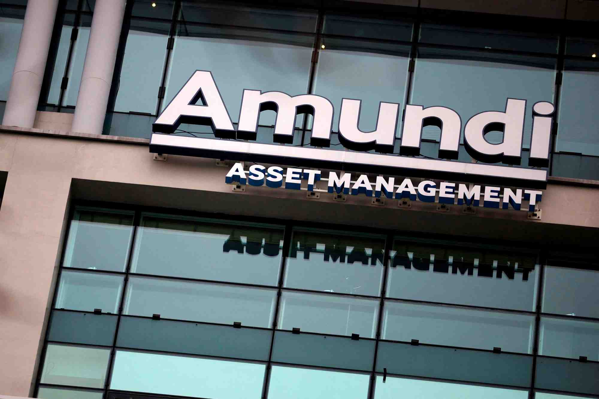 Des militants écologistes ont également manifesté devant le siège d'Amundi ce vendredi. Une trentaine de personnes ont été interpellées.