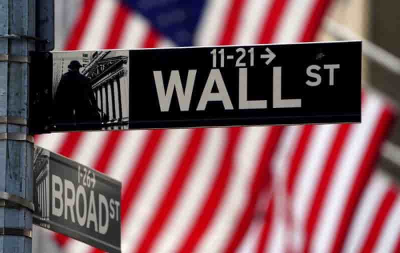 Un panneau de wall street a l'exterieur de la bourse de new york