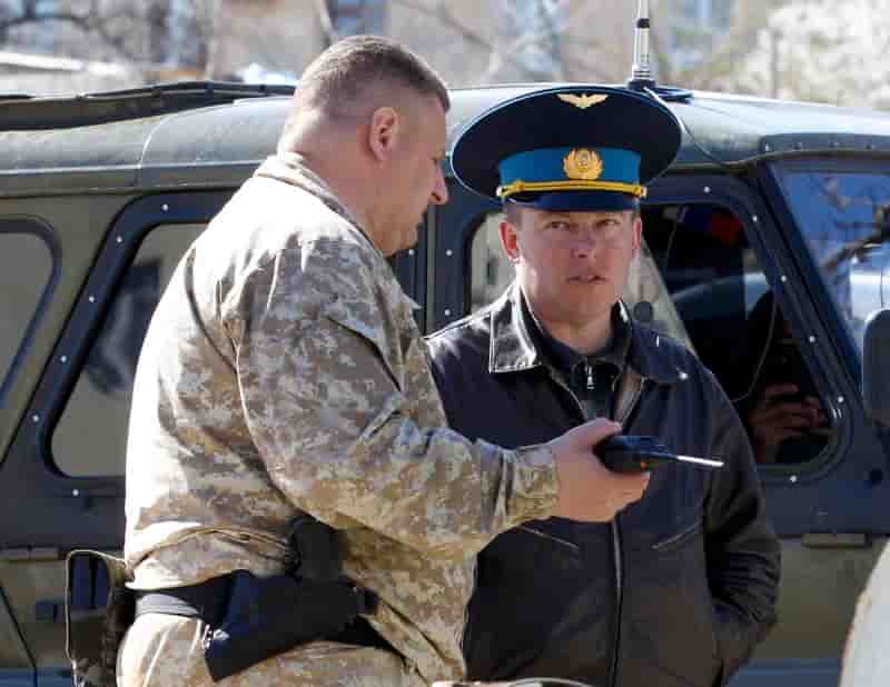 Les forces russes encerclent une base ukrainienne en Crimée