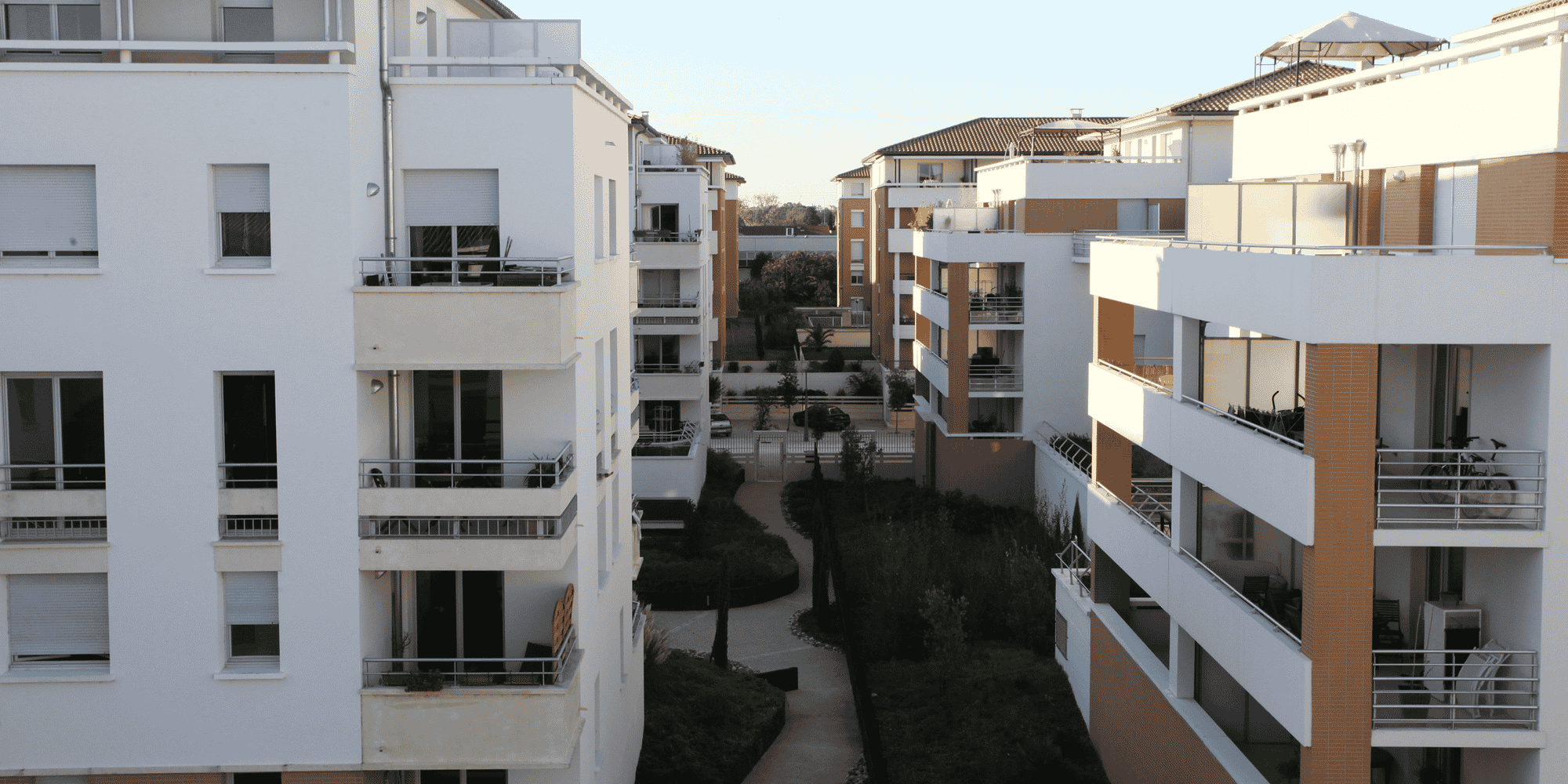 La Métropole de Lyon et six investisseurs signent une charte afin de faciliter la "production" de logements sociaux dans l'ancien et les zones les moins pourvues de la métropole lyonnaise.