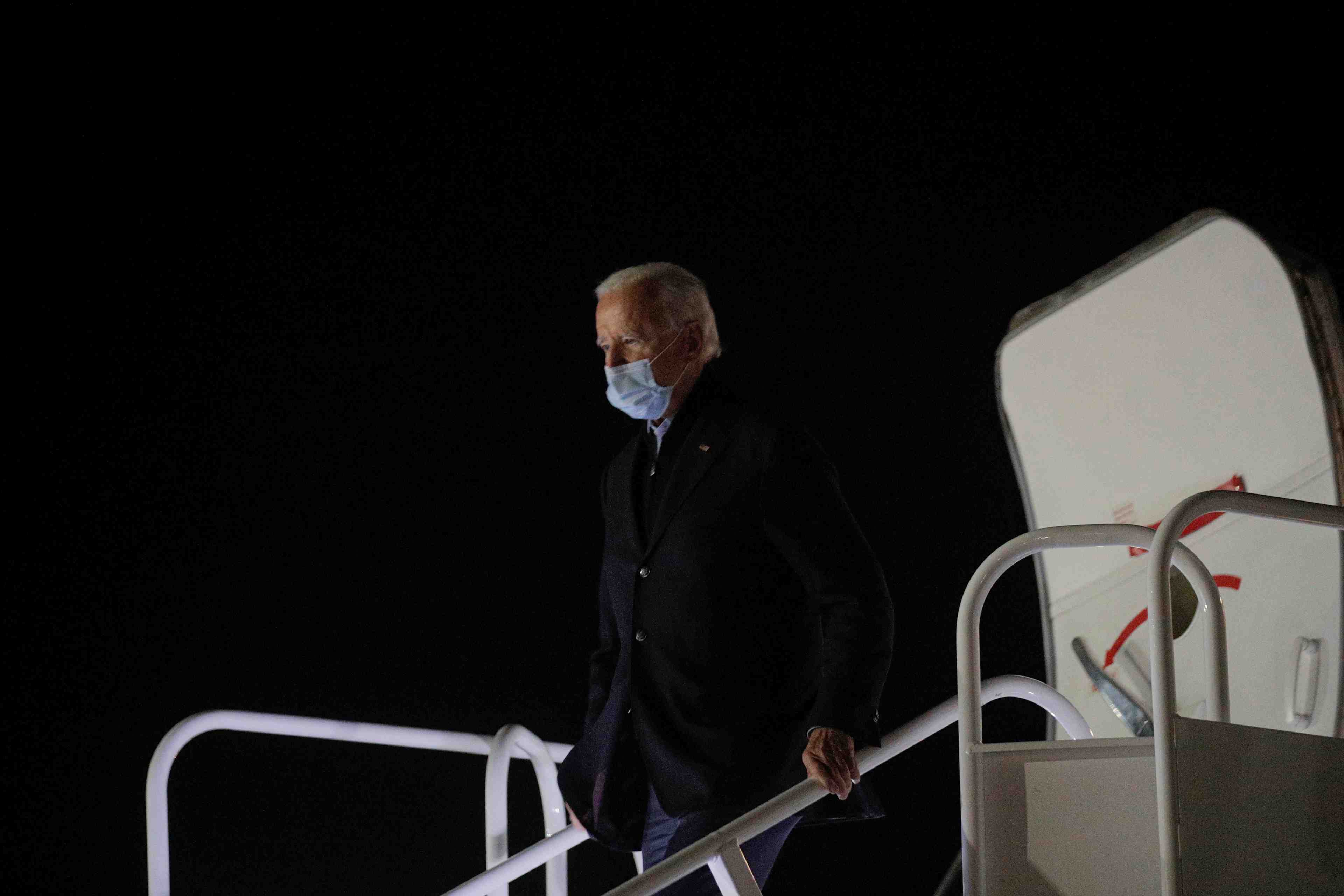 Pour joe biden, il ne faut pas "jouer au durs" et porter un masque