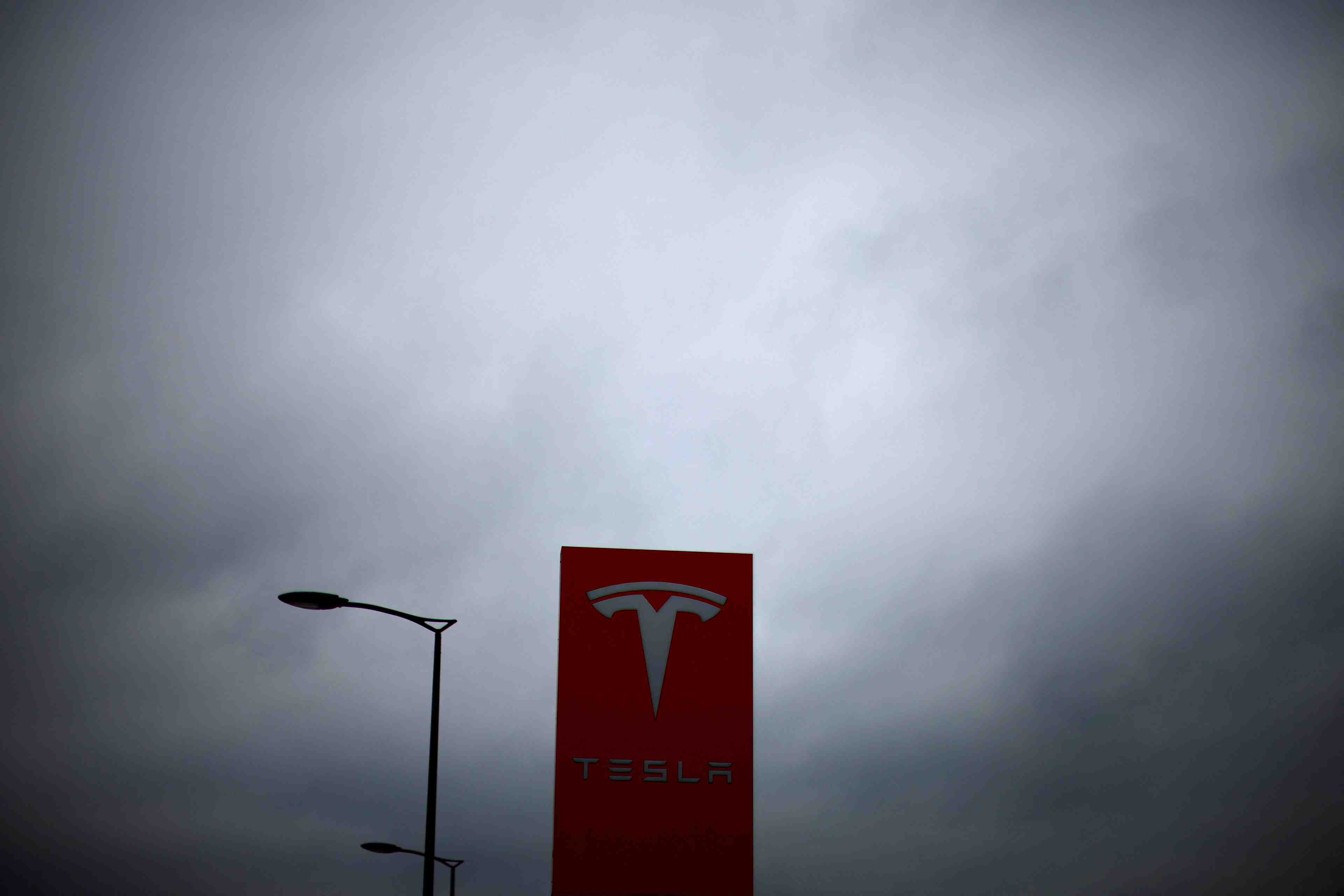 France: le gouvernement pas "inquiet" a ce stade apres l'accident impliquant une tesla a paris