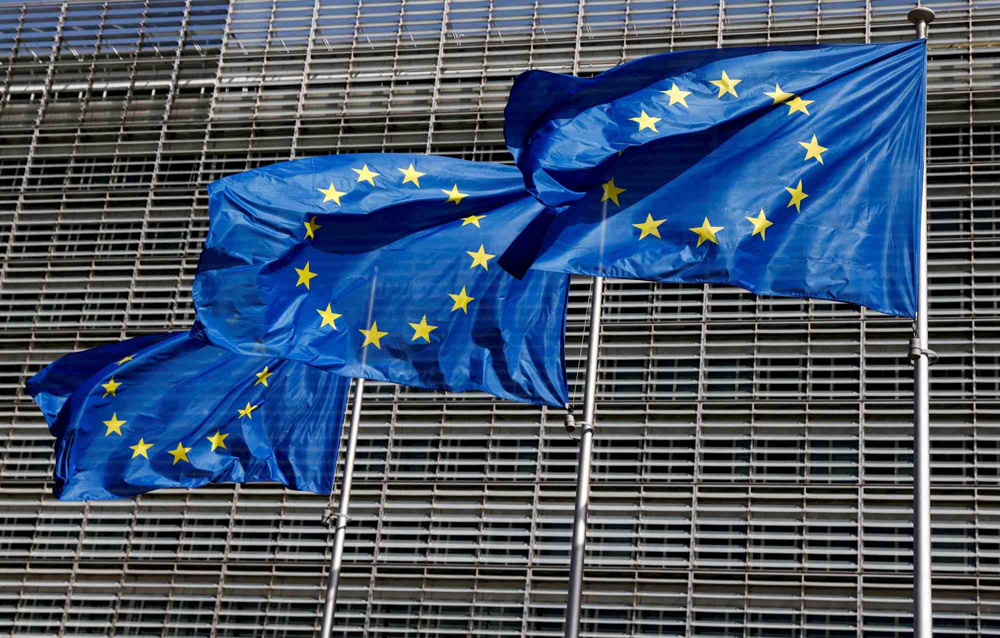 Des drapeaux de l'union europeenne devant le siege de la commission europeenne a bruxelles, belgique