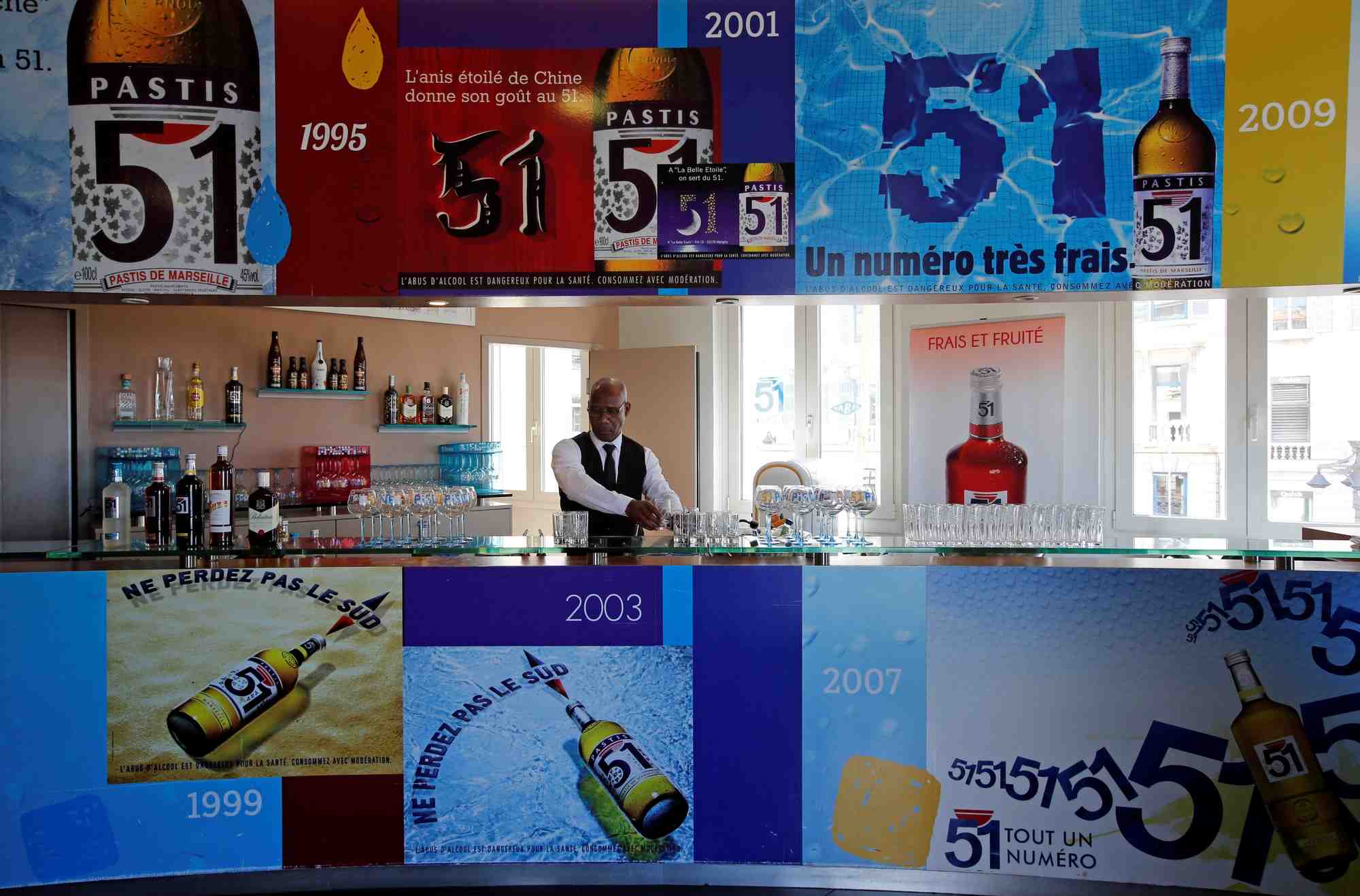 Un barman du groupe pernod ricard prepare des boissons pour les clients du "club pernod" a marseille