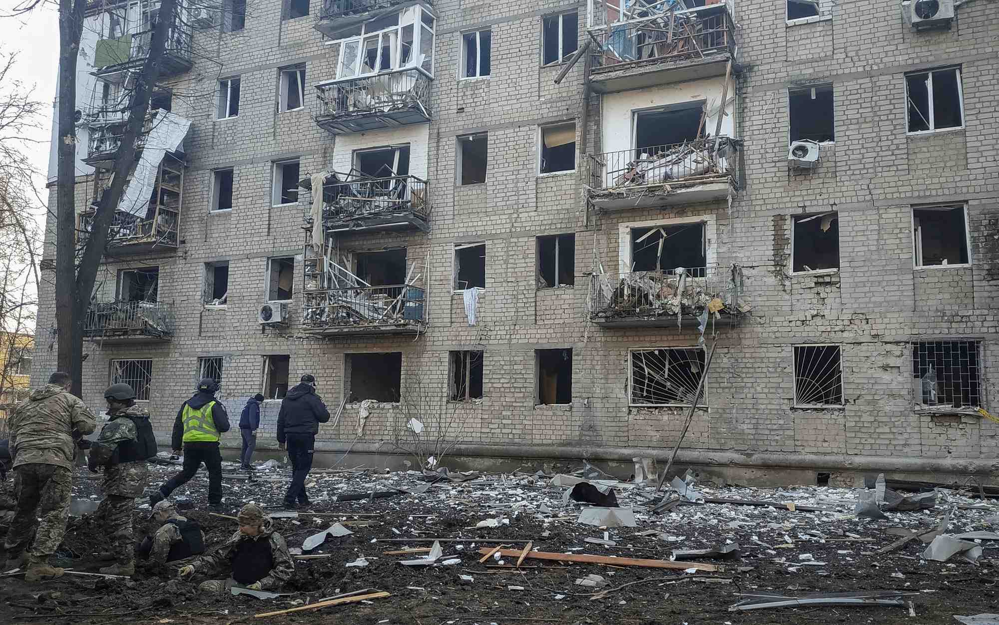 Des experts de la police travaillent sur le site ou des batiments ont ete endommages par une frappe militaire russe a kharkiv