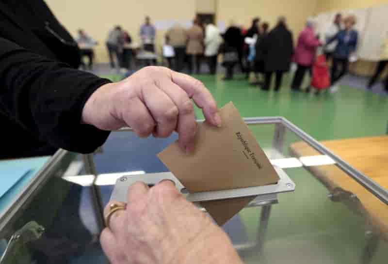 La droite controle 65 departements, le fn present dans 14