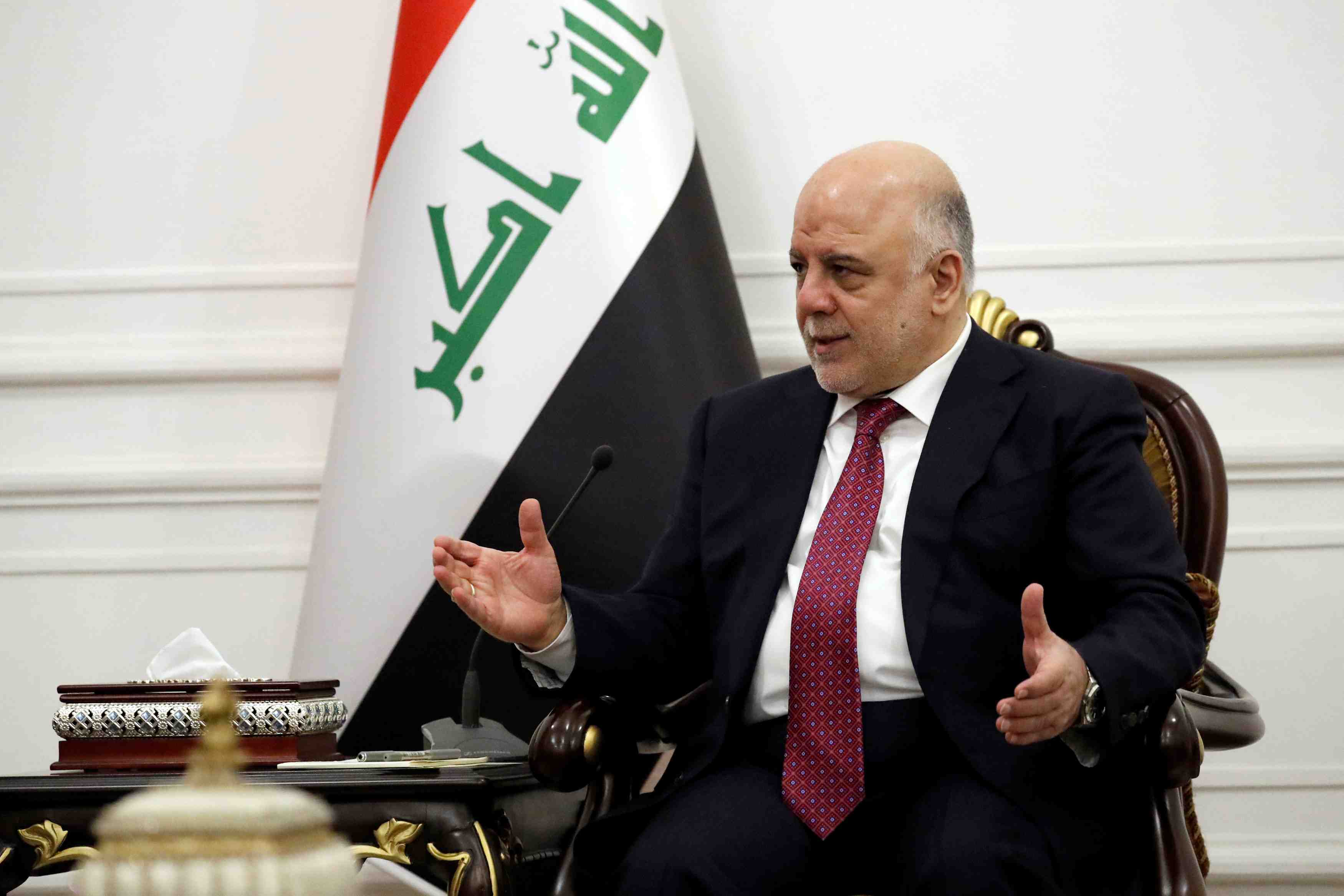 L'armee irakienne pilonne des positions kurdes, abadi reste ferme