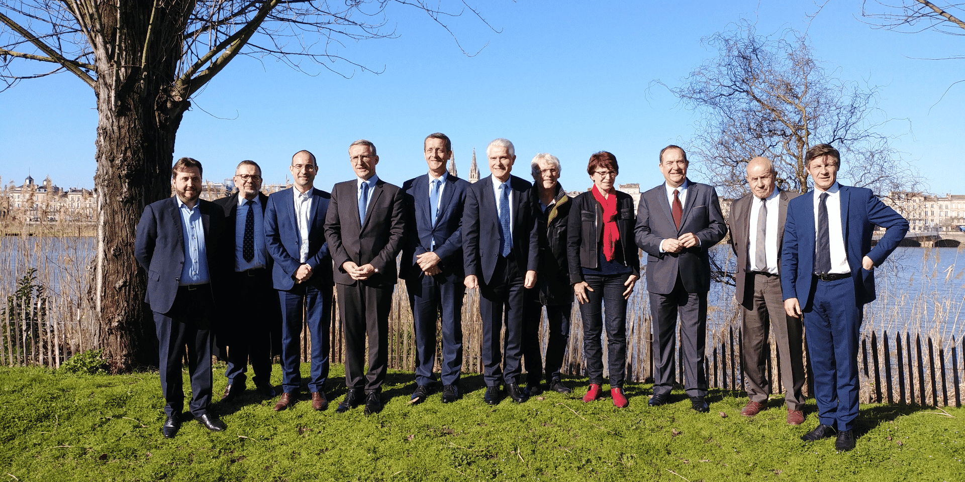 Patrick Bobet entouré d'une partie des candidats investis par Communauté d'avenir dont le maire de Bordeaux, Nicolas Florian.