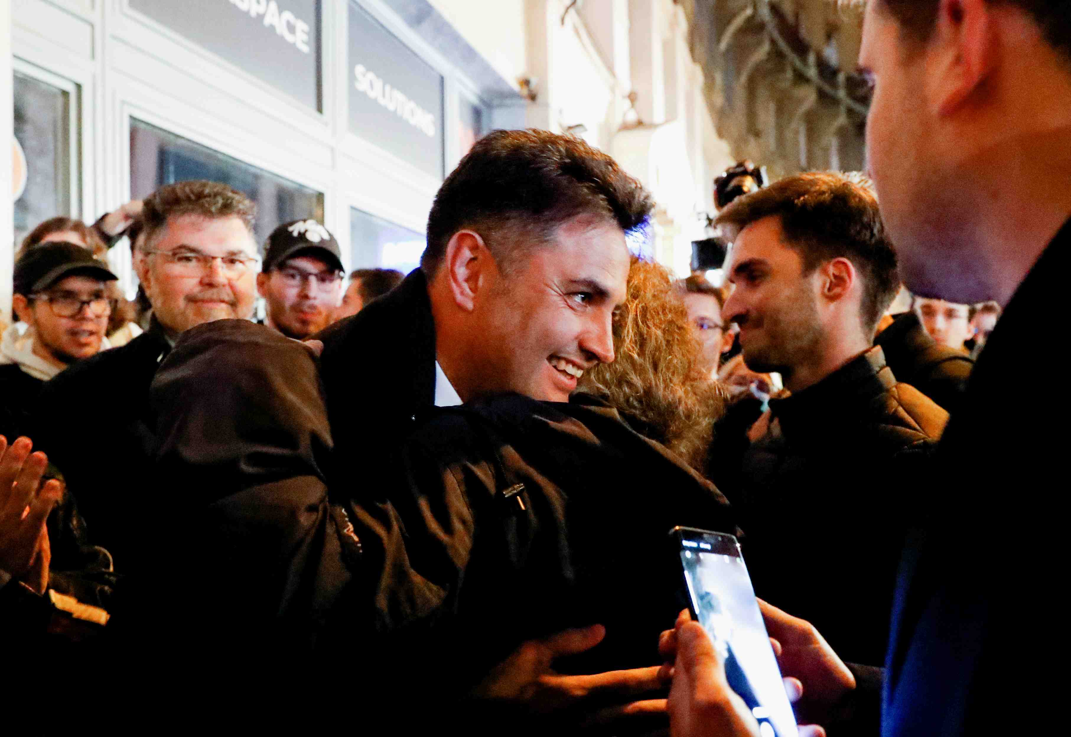 Hongrie: l'opposition designe un candidat surprise pour defier orban