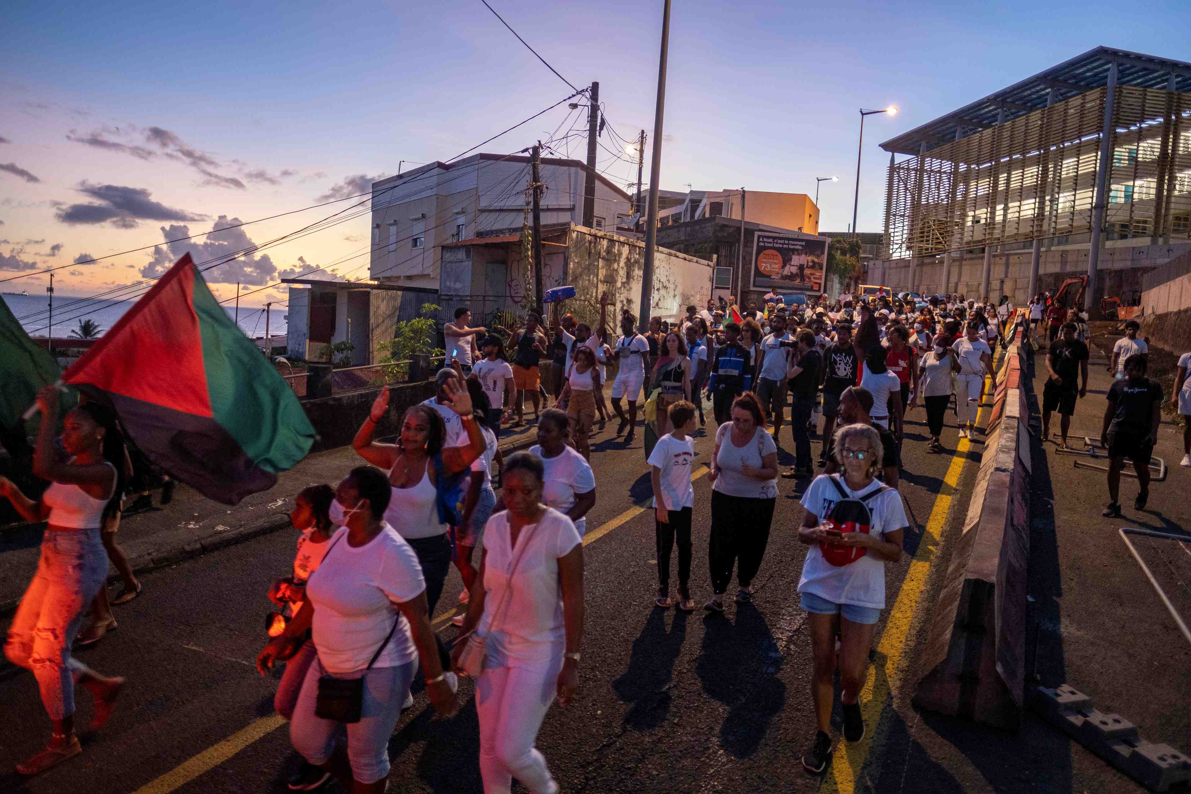 Antilles: lecornu reproche aux syndicats la non-condamnation des violences