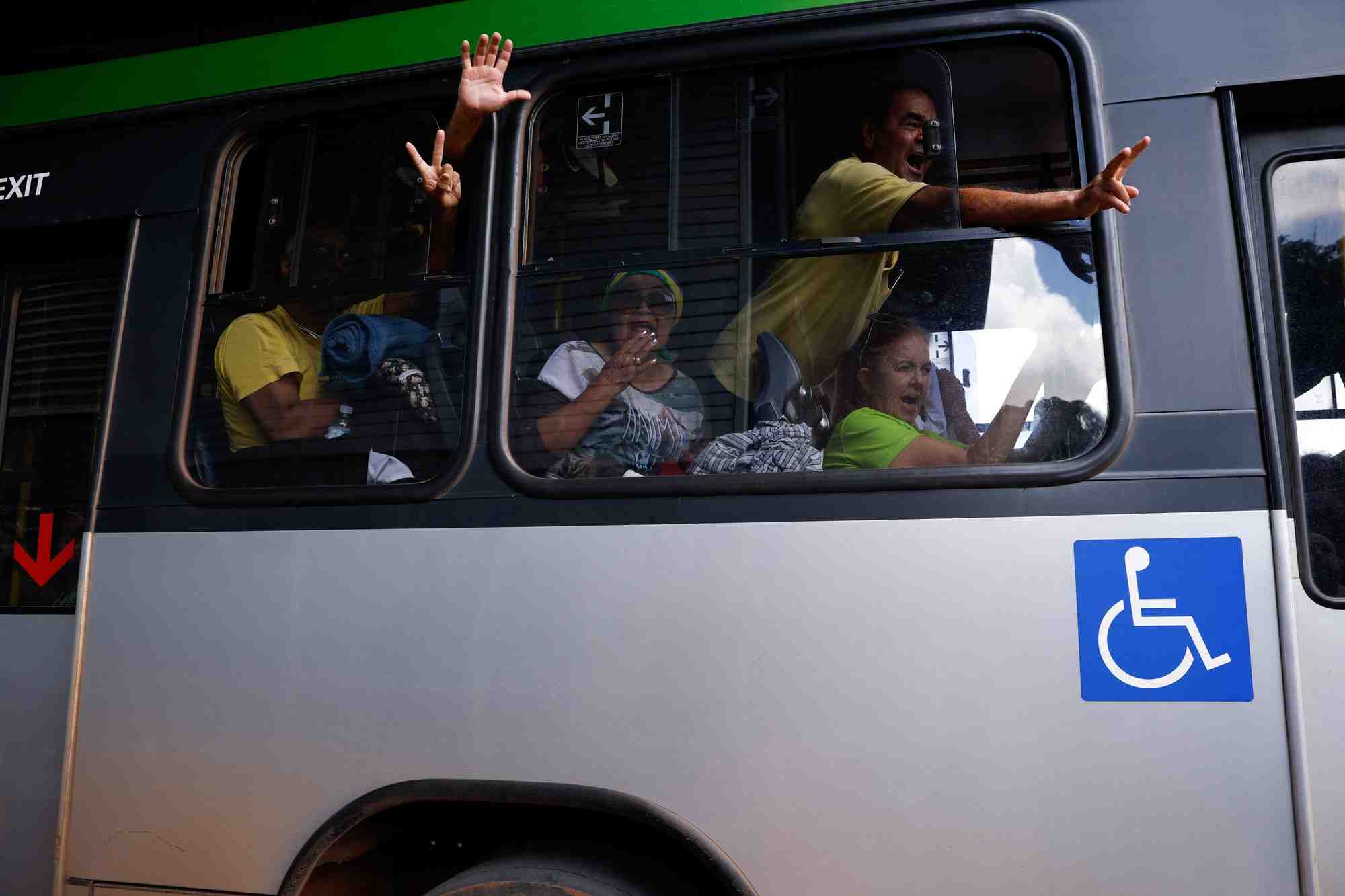 Des partisans de l'ancien president bresilien jair bolsonaro quittent l'academie nationale de la police federale