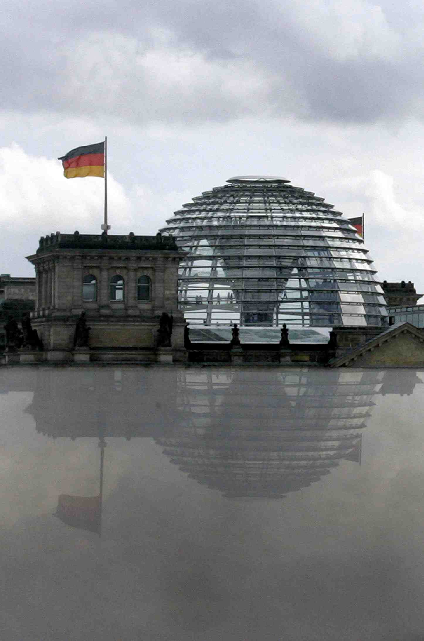 Le bundestag, la chambre basse du parlement allemand, se reflete dans un bassin d'eau a berlin