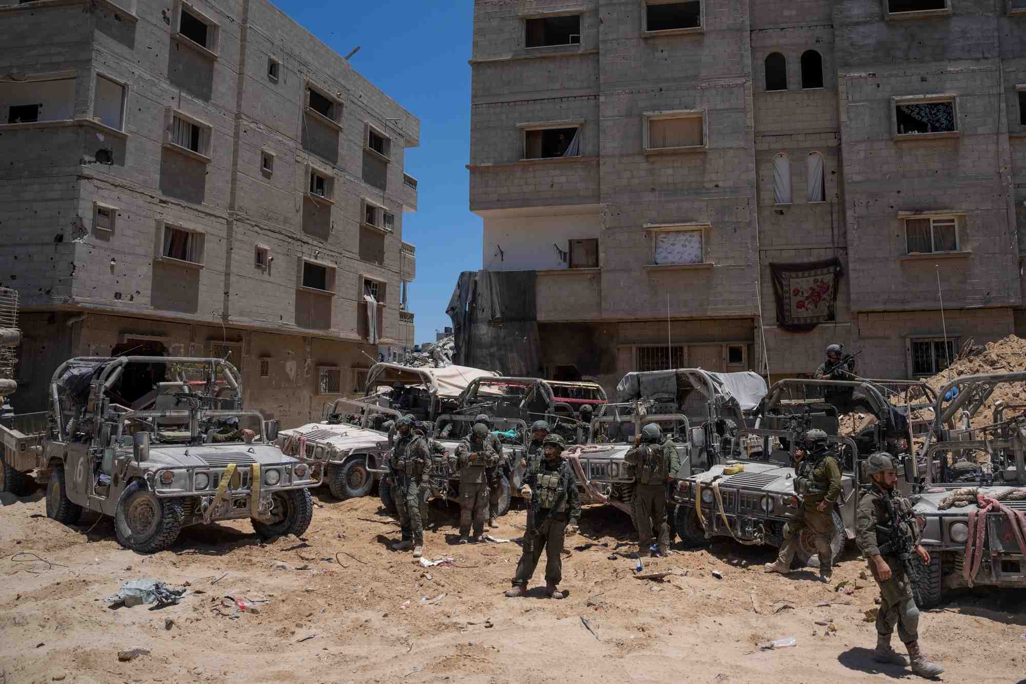 Des soldats israeliens operent dans le sud de la bande de gaza