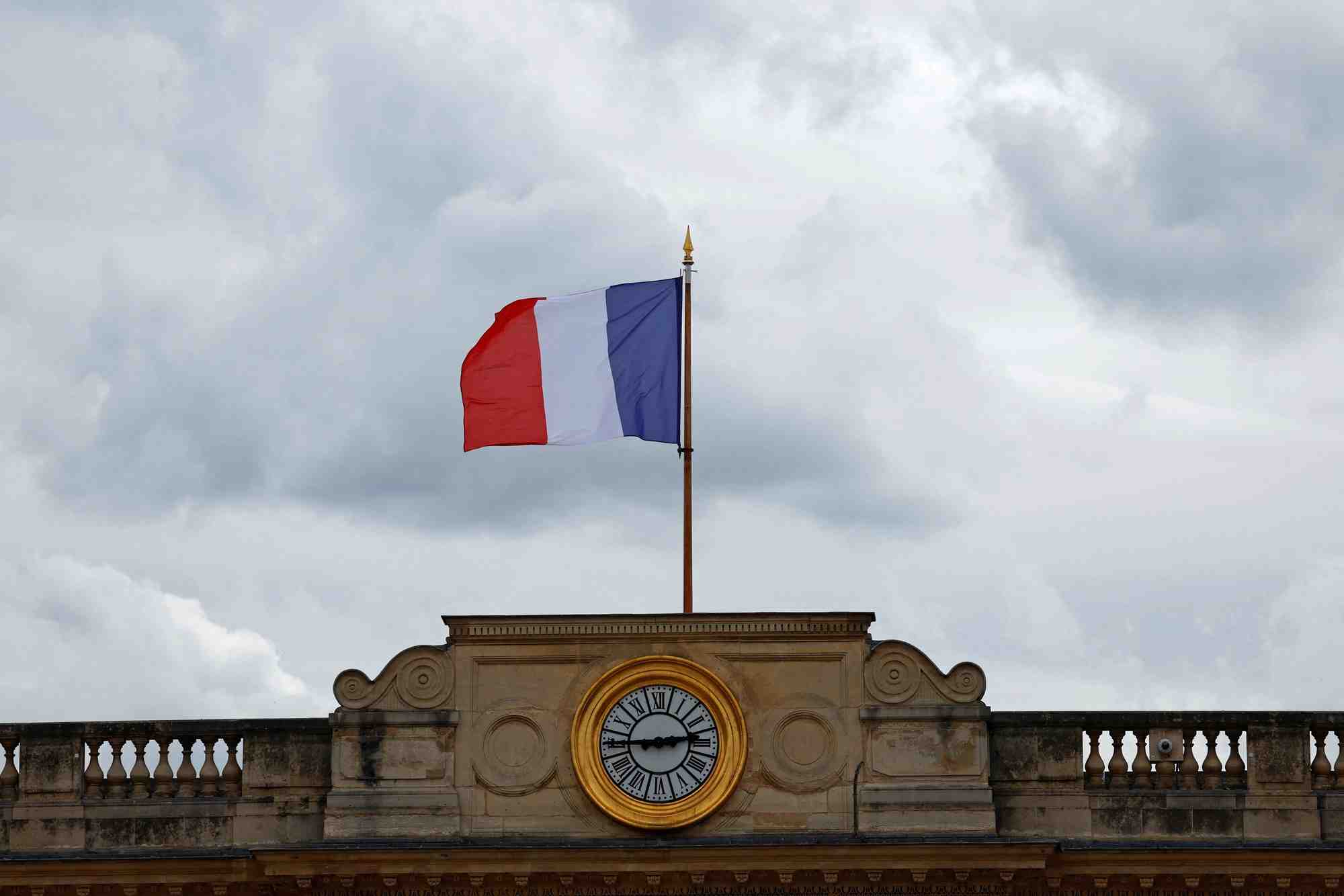 Un drapeau francais au-dessus de l'assemblee nationale a paris