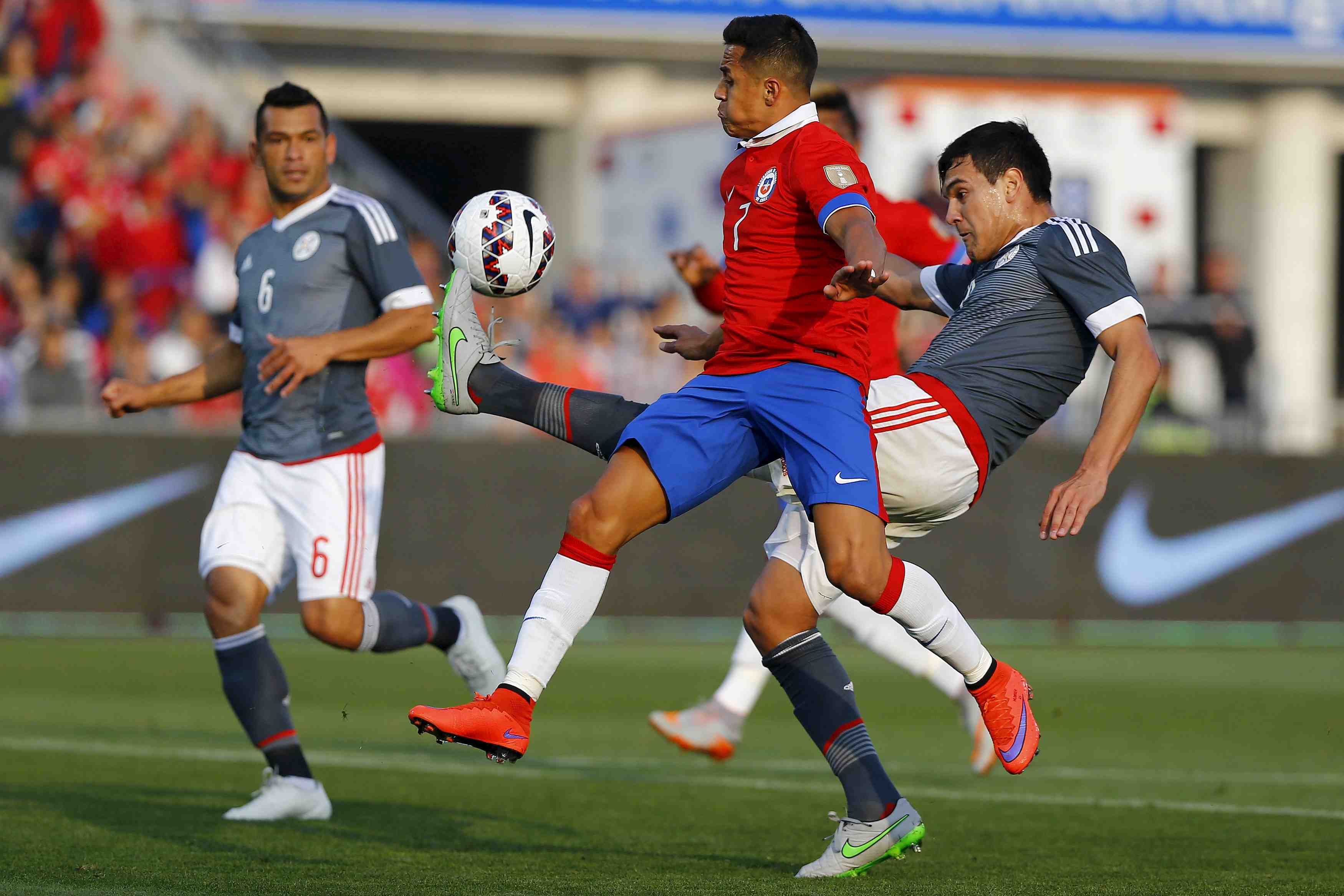 Le chili domine le paraguay