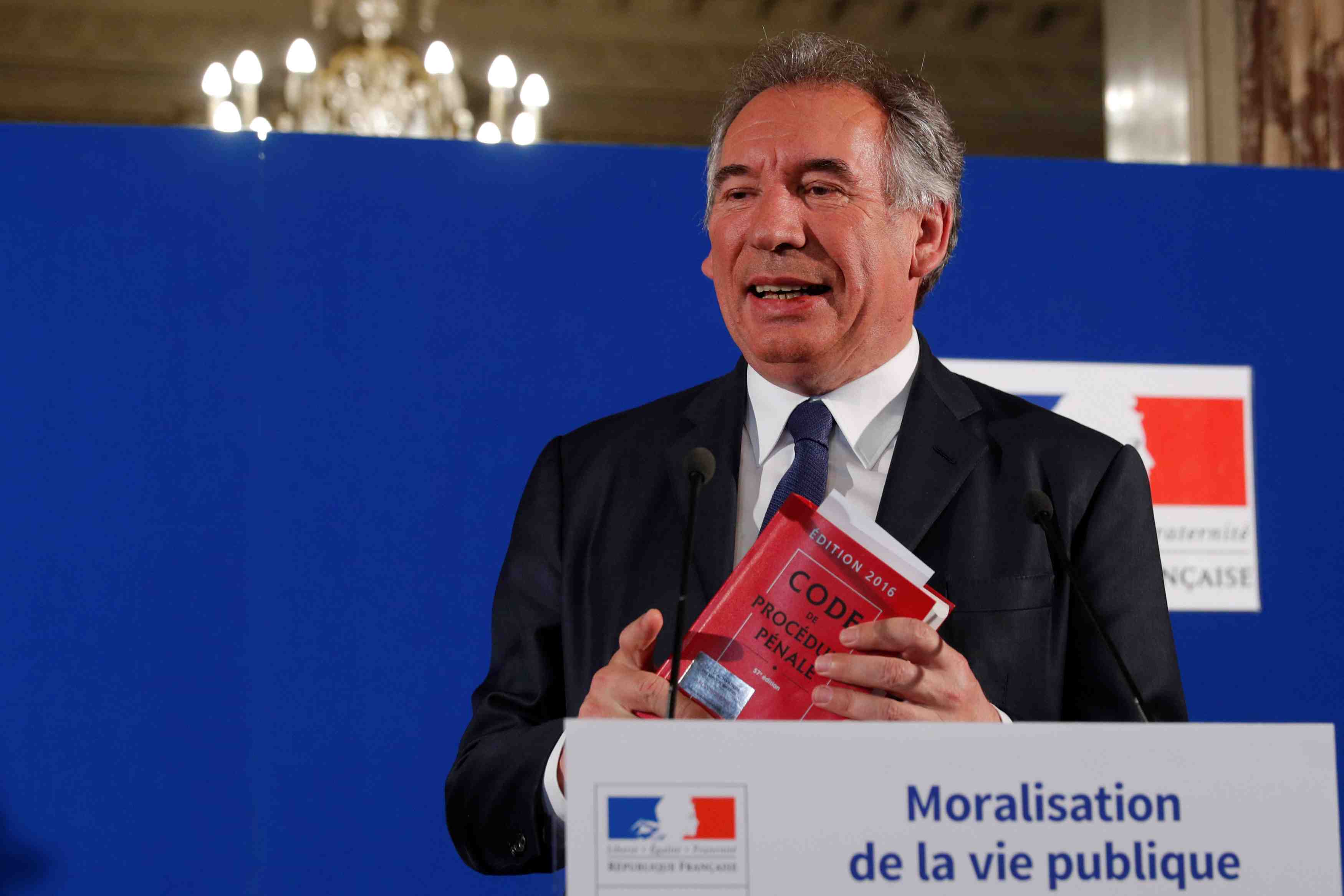 Les soupcons sur le modem ne fragilisent pas bayrou, dit philippe