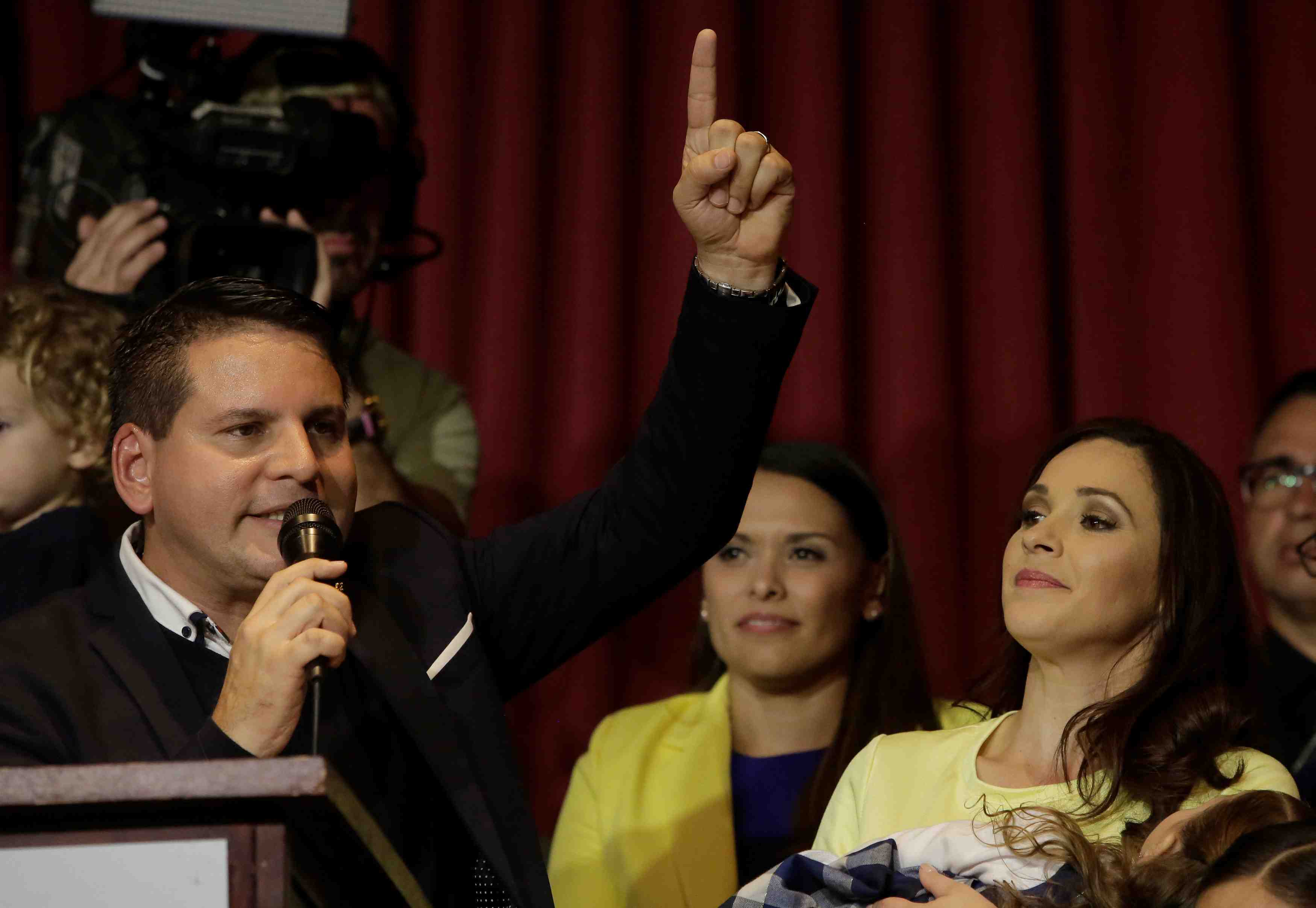 Un candidat evangelique hostile au mariage gay vire en tete au costa rica