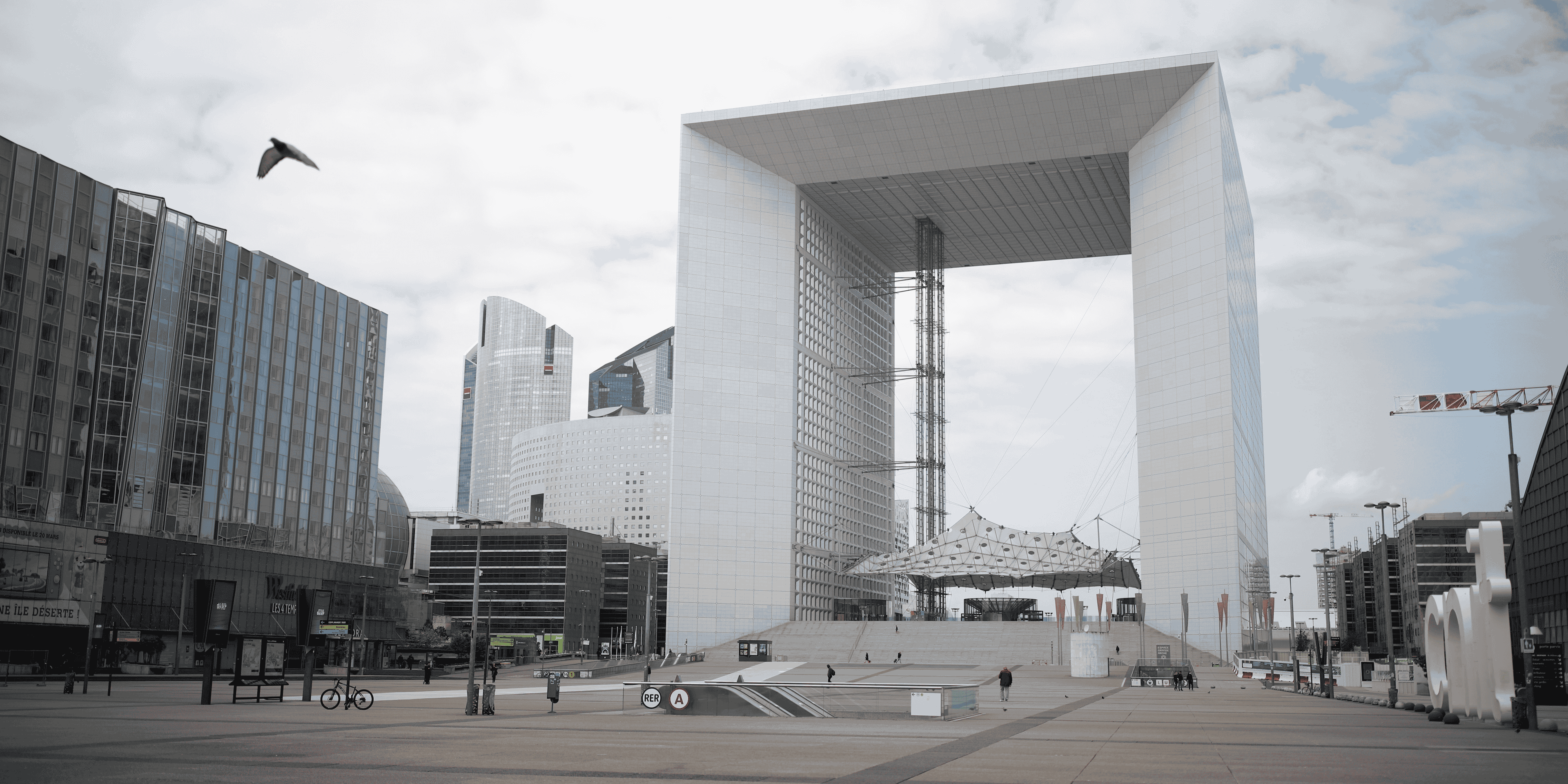Paris-La Défense, quartier d'affaires, Puteaux, Grande Arche, confinement,
