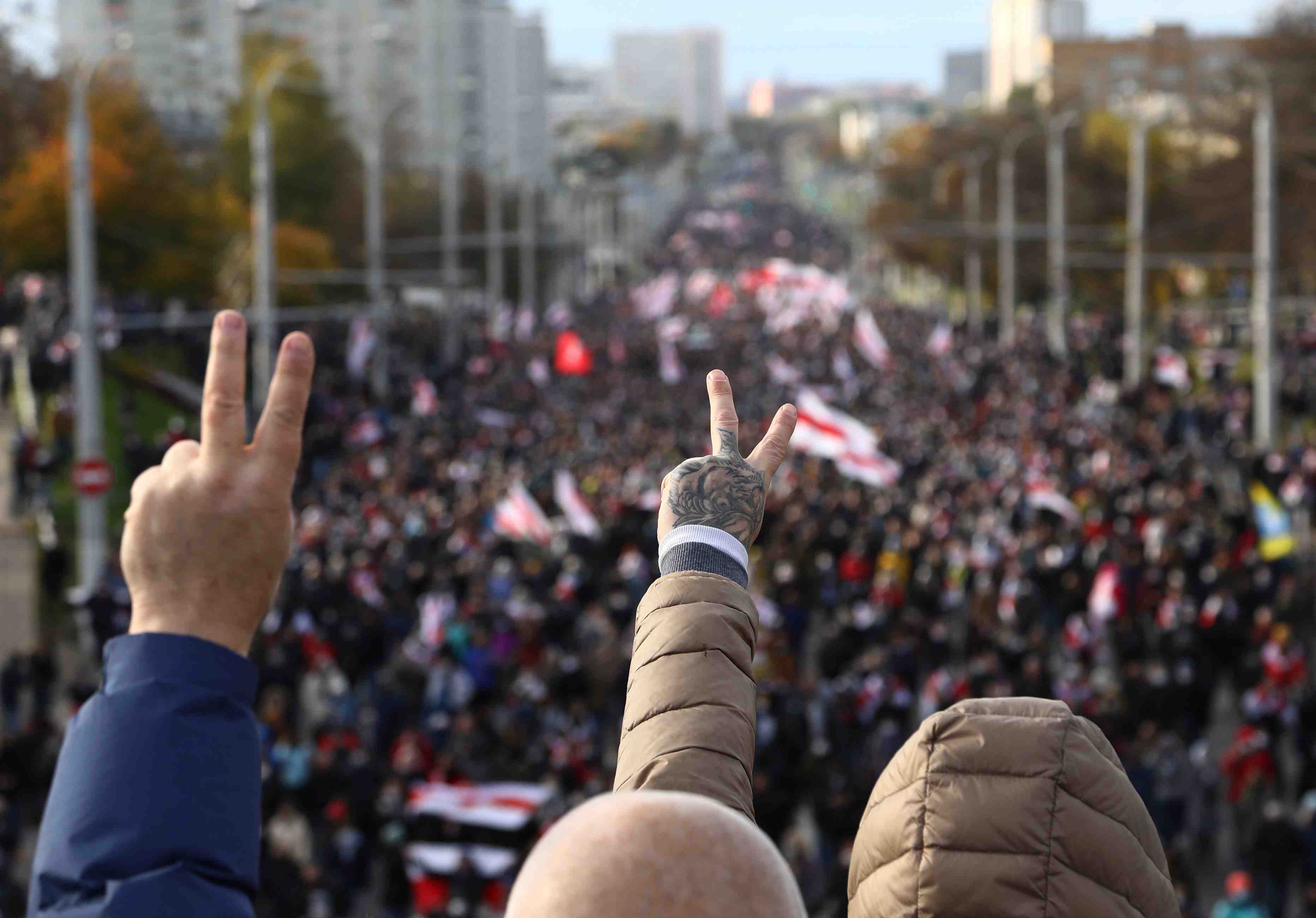 Des milliers de personnes manifestent en bielorussie malgre les menaces de represailles