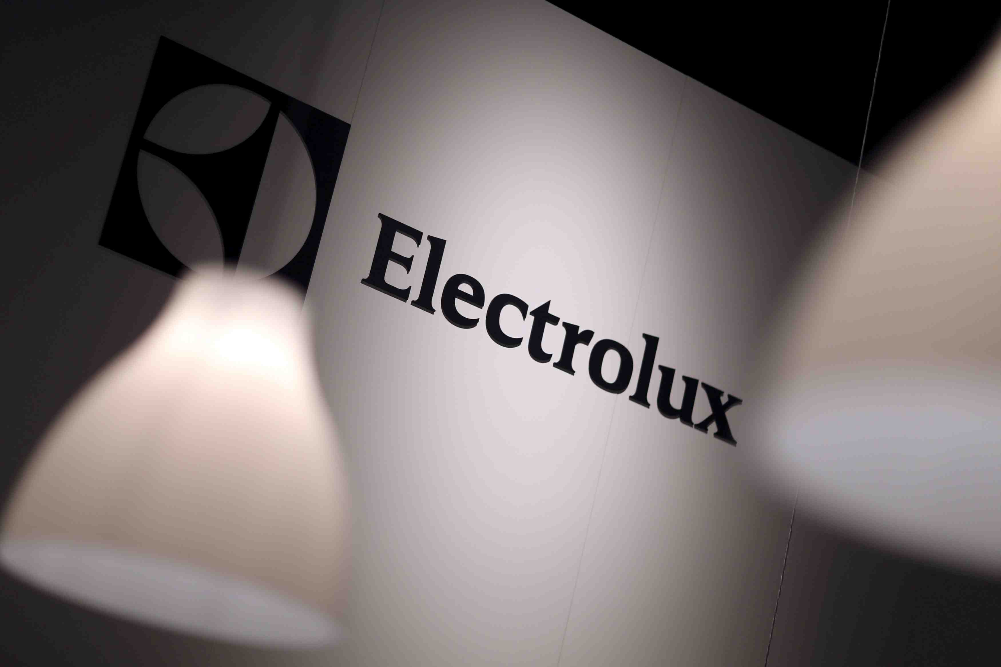 Electrolux: le titre baisse malgre un quatrieme trimestre meilleur que prevu, craintes sur les marges