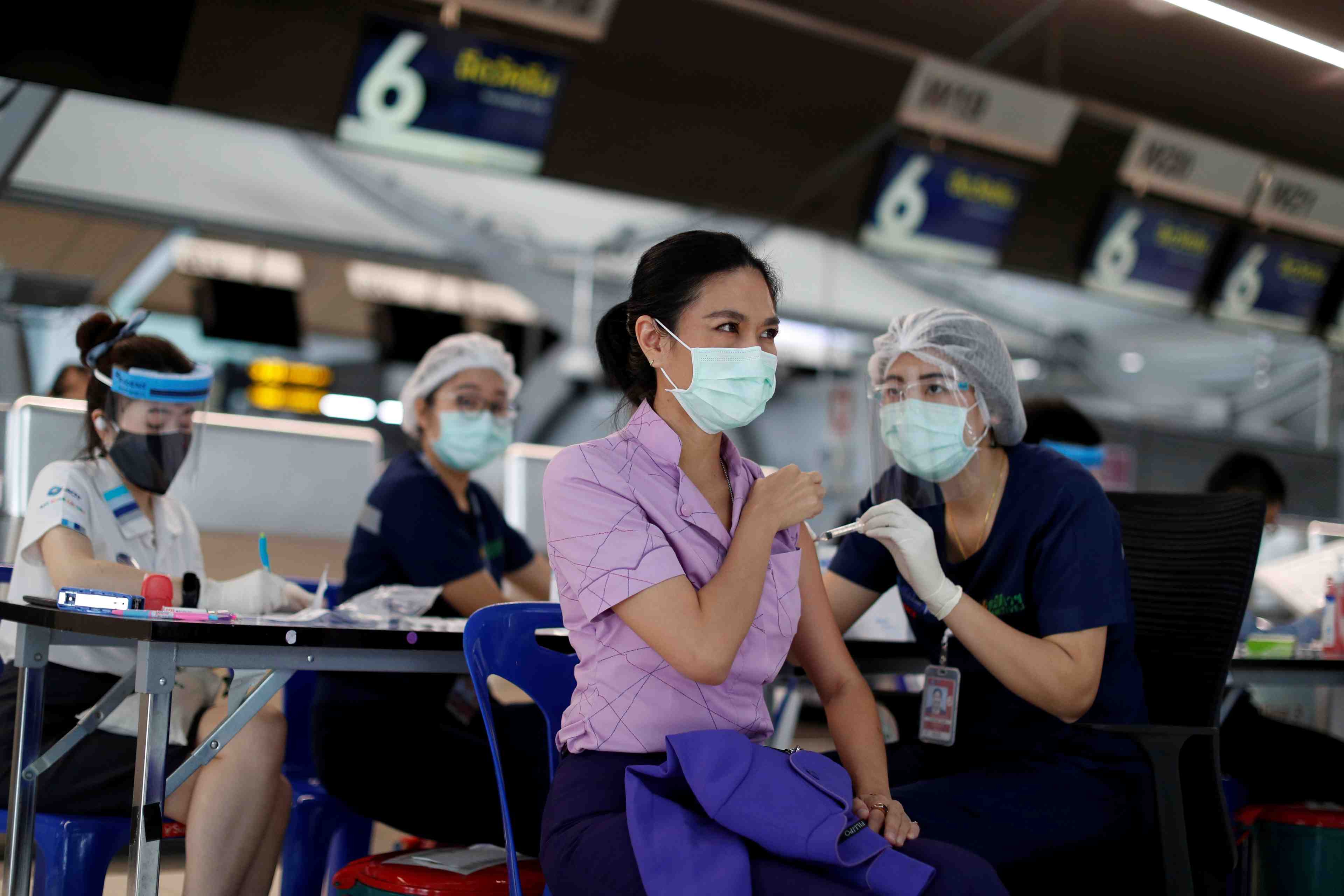 Coronavirus: les vaccins reduisent de moitie les transmissions au sein du foyer, selon une etude britannique