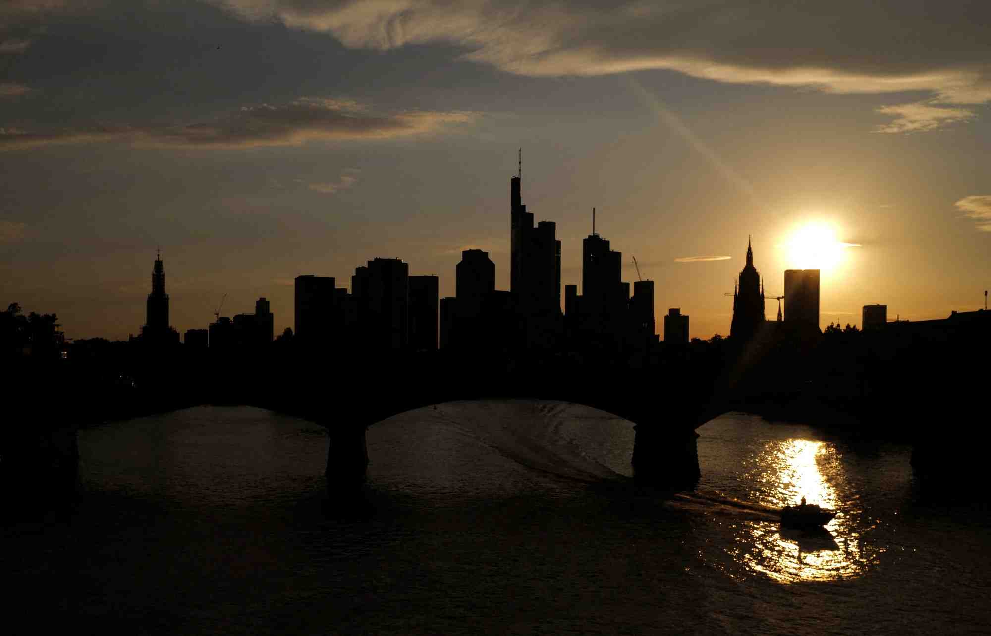 Le soleil se couche a francfort, en allemagne