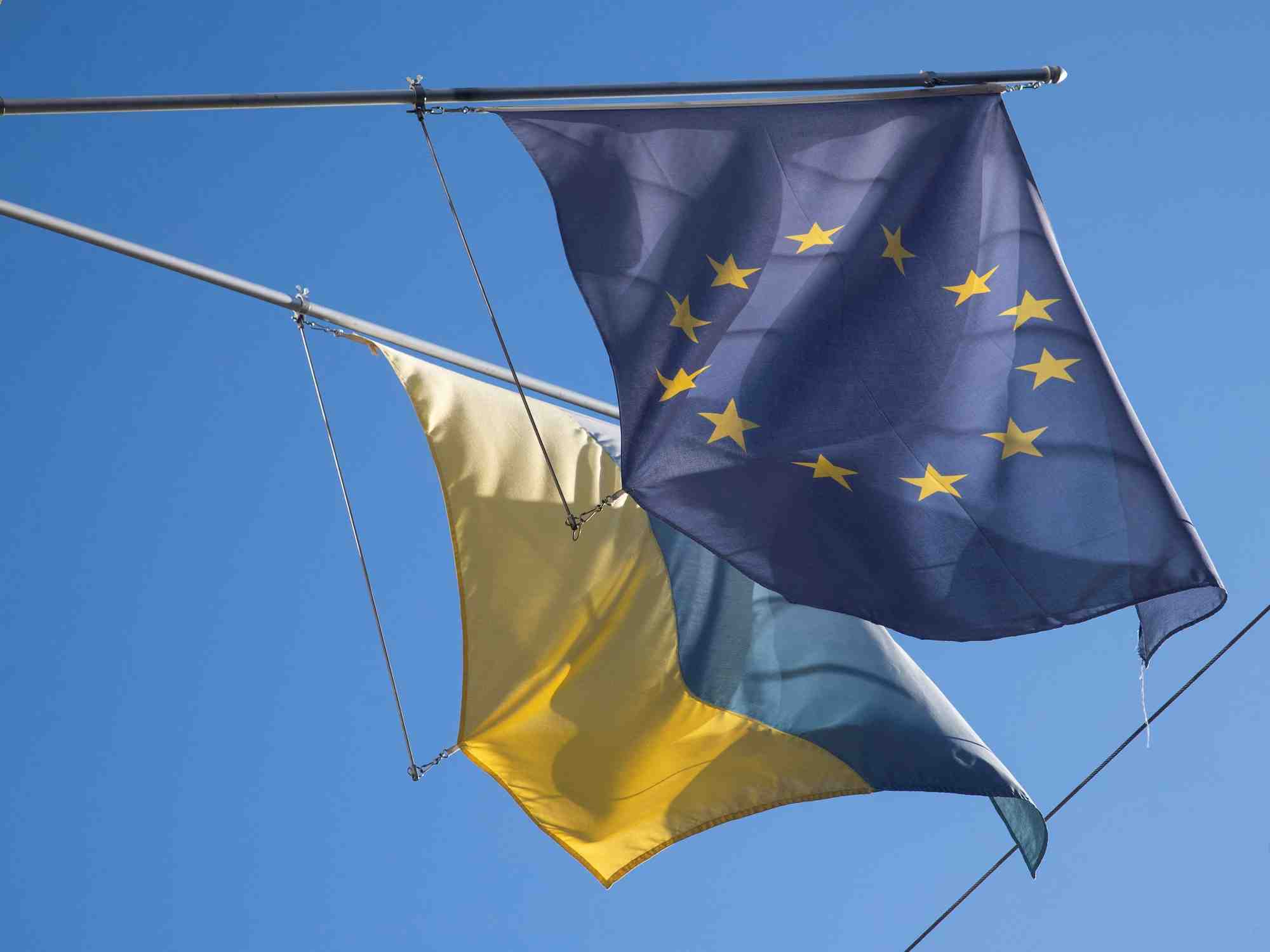 Le drapeau de l'ue flotte a cote du drapeau national de l'ukraine a berne