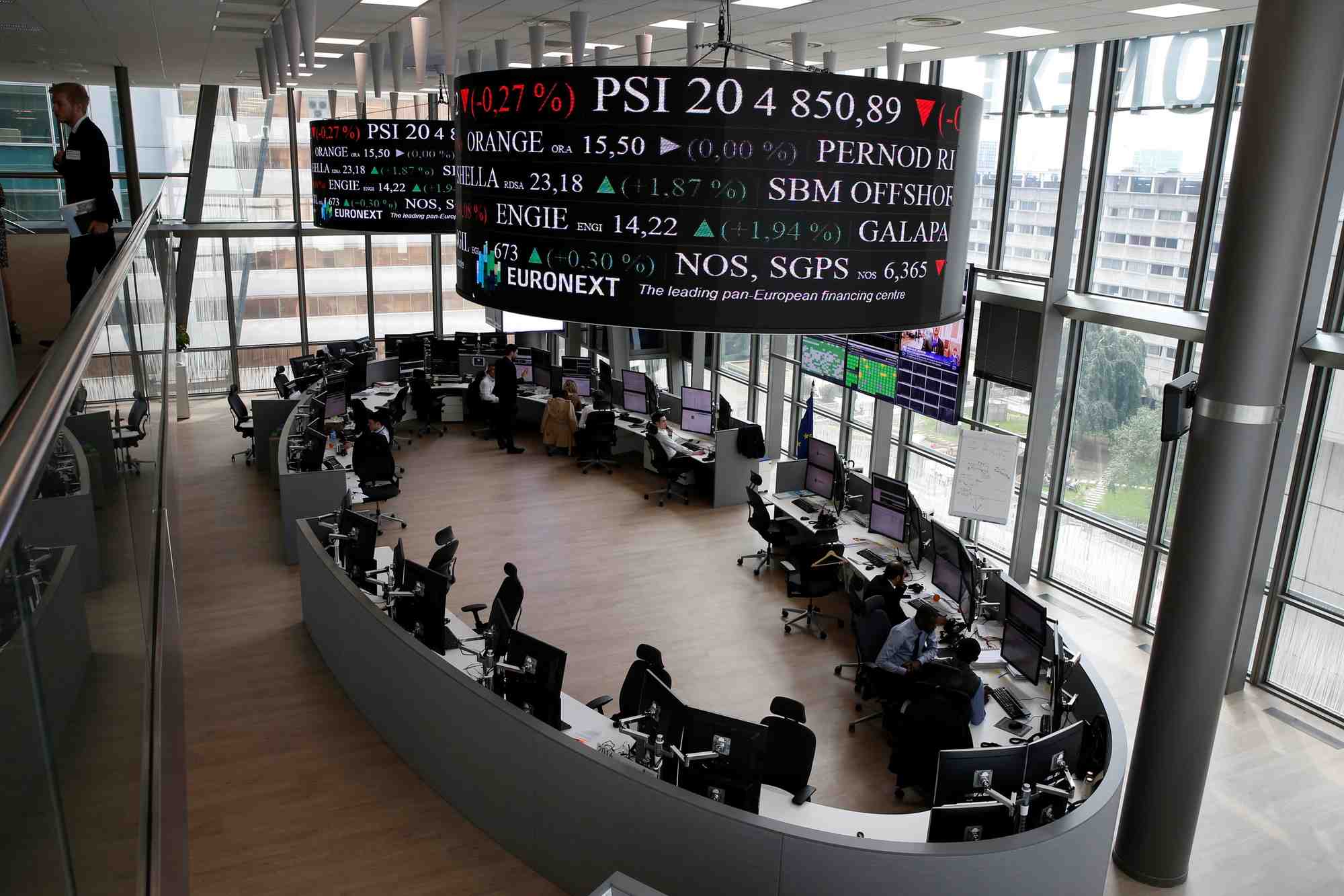 Des traders au siege de l'operateur boursier euronext dans le quartier financier de la defense