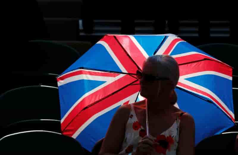 Resserrement inattendu du deficit budgetaire en grande-bretagne